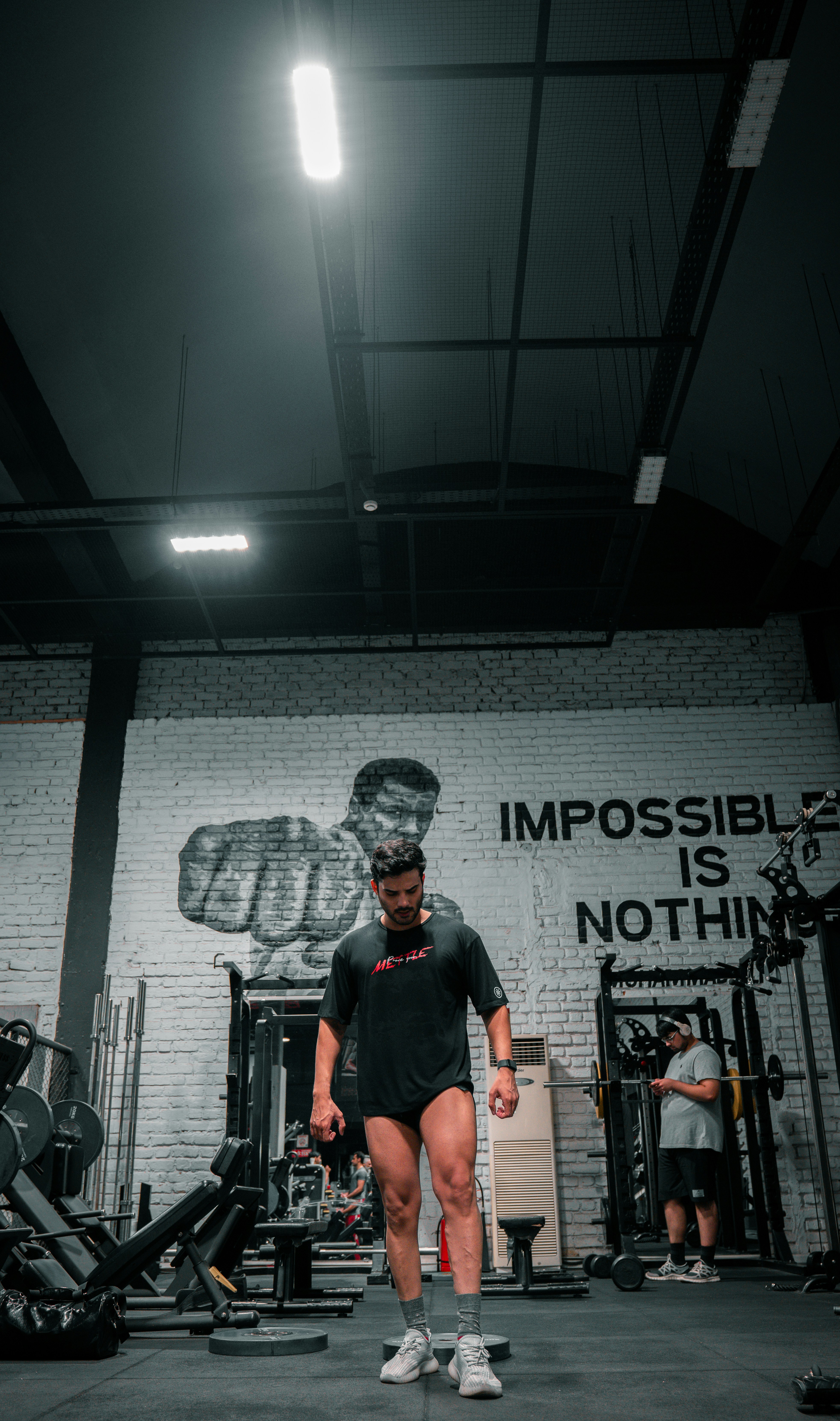 Um homem está em uma academia de levantamento de peso.