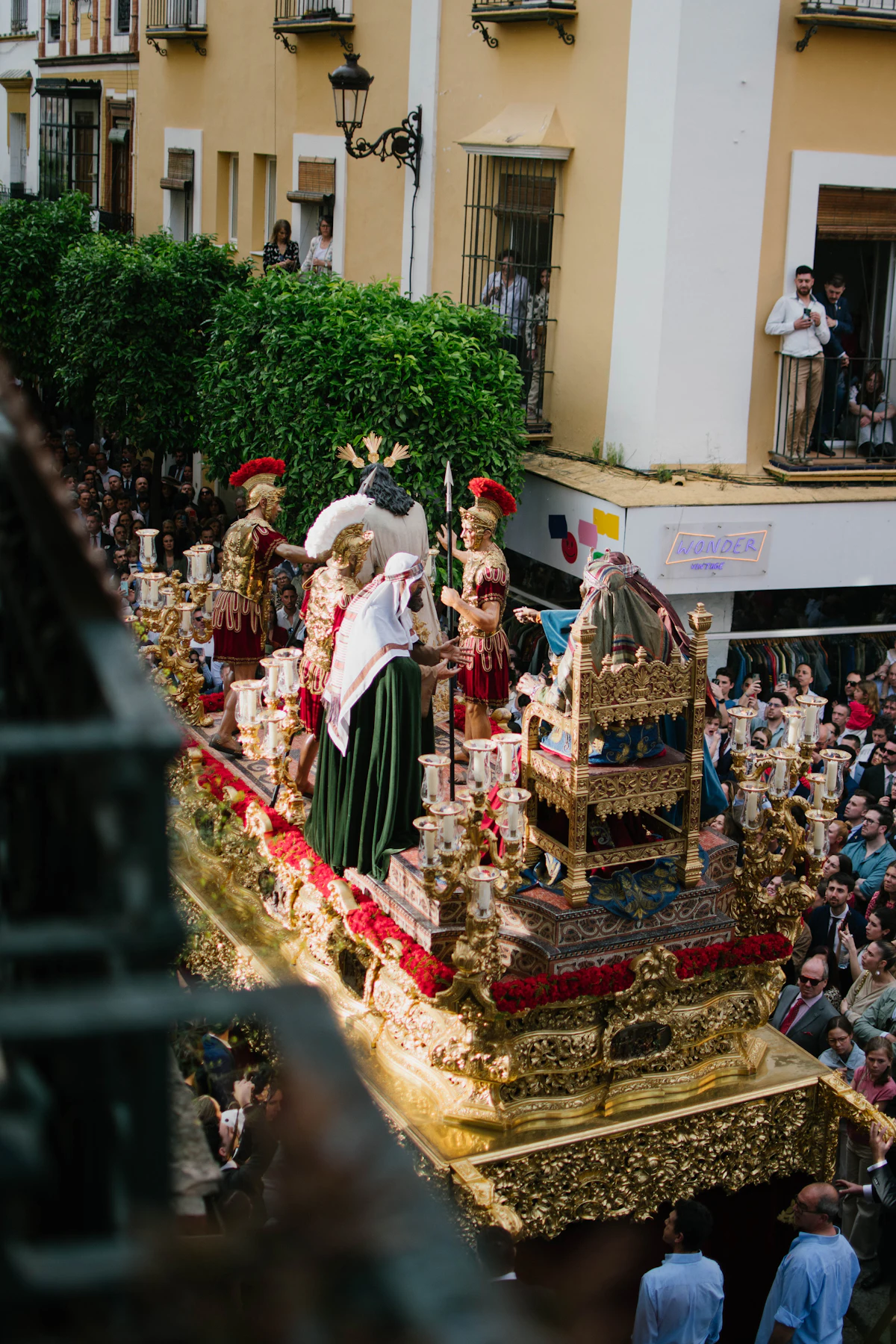 Paso de palio en procesión por una calle estrecha