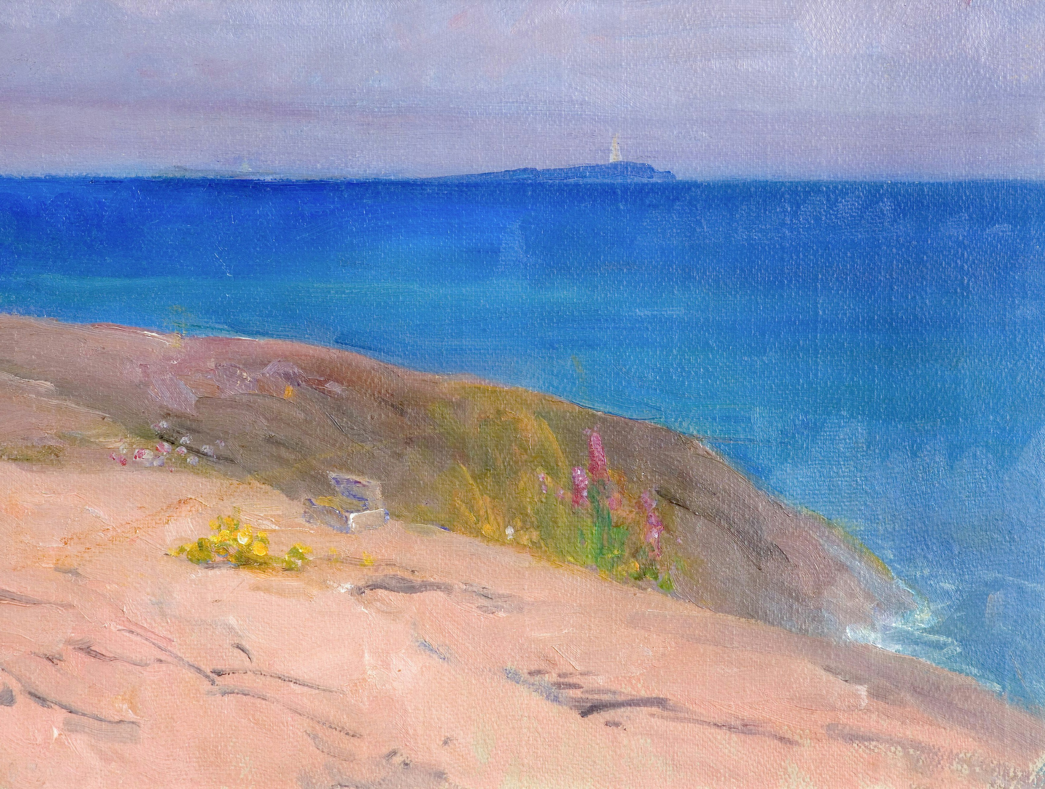 Küstenlandschaft mit Ozean und entferntem Leuchtturm