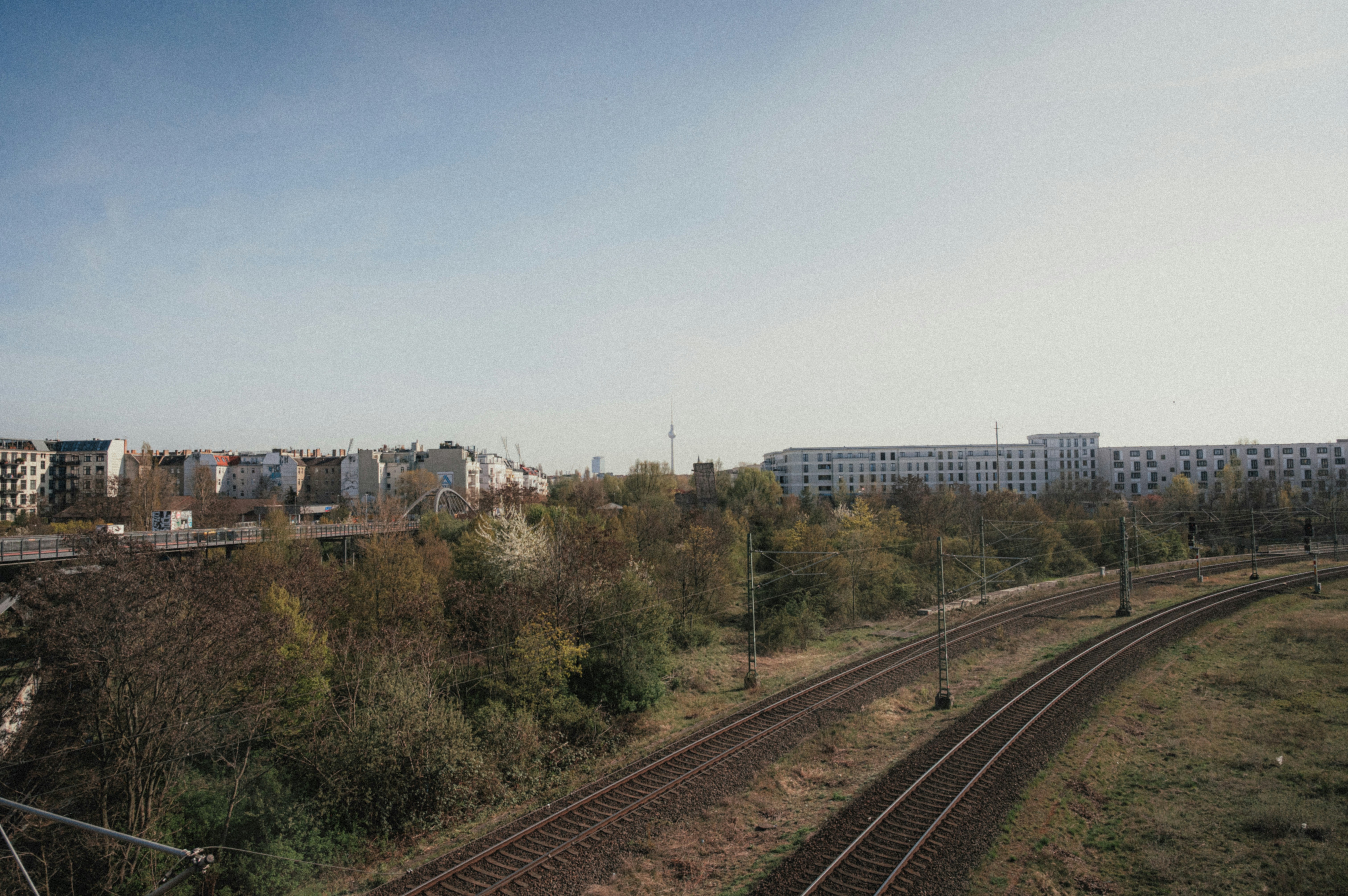 Bahngleise verlaufen durch die Stadt.