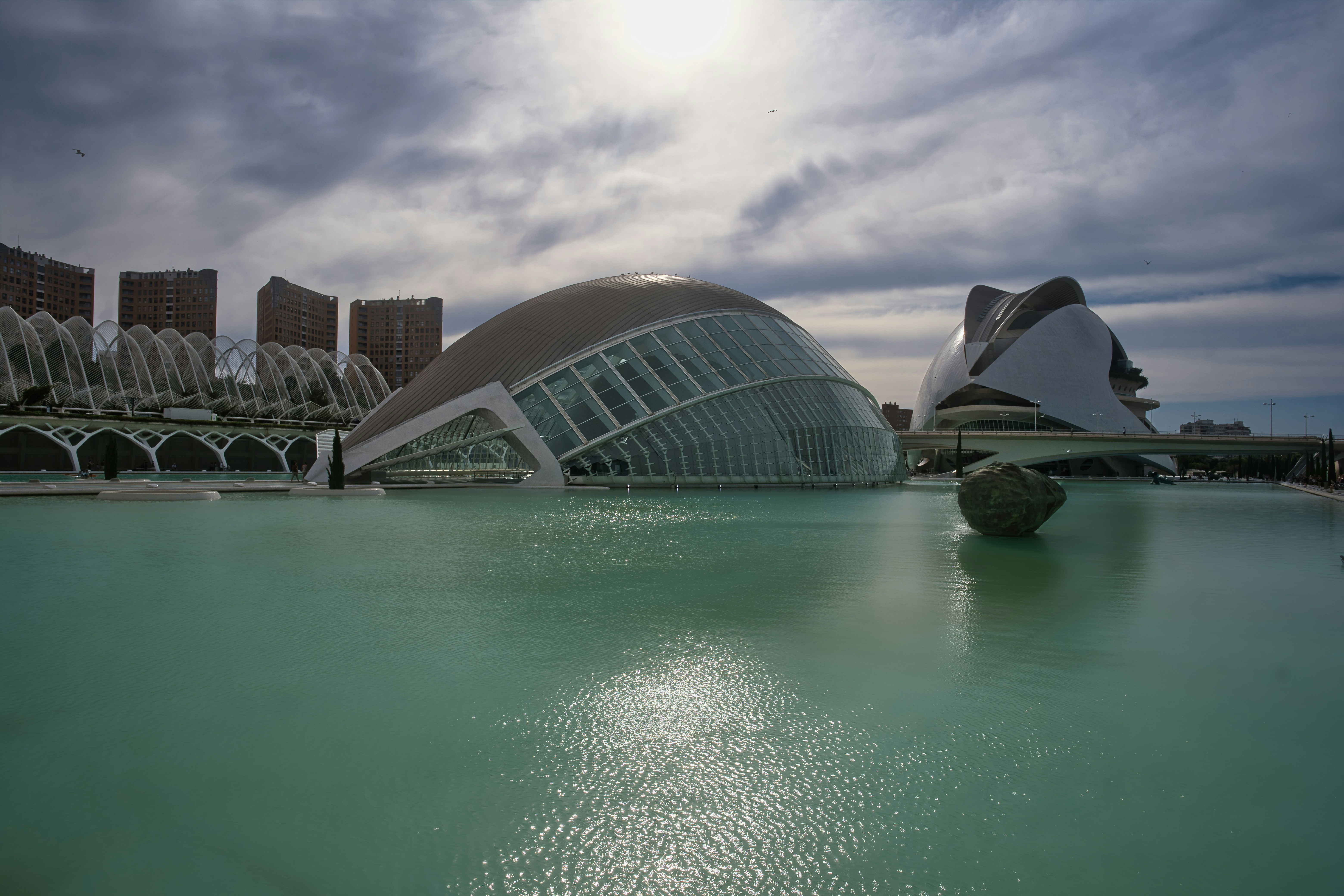 Moderne Architektur spiegelt sich im ruhigen Wasser.