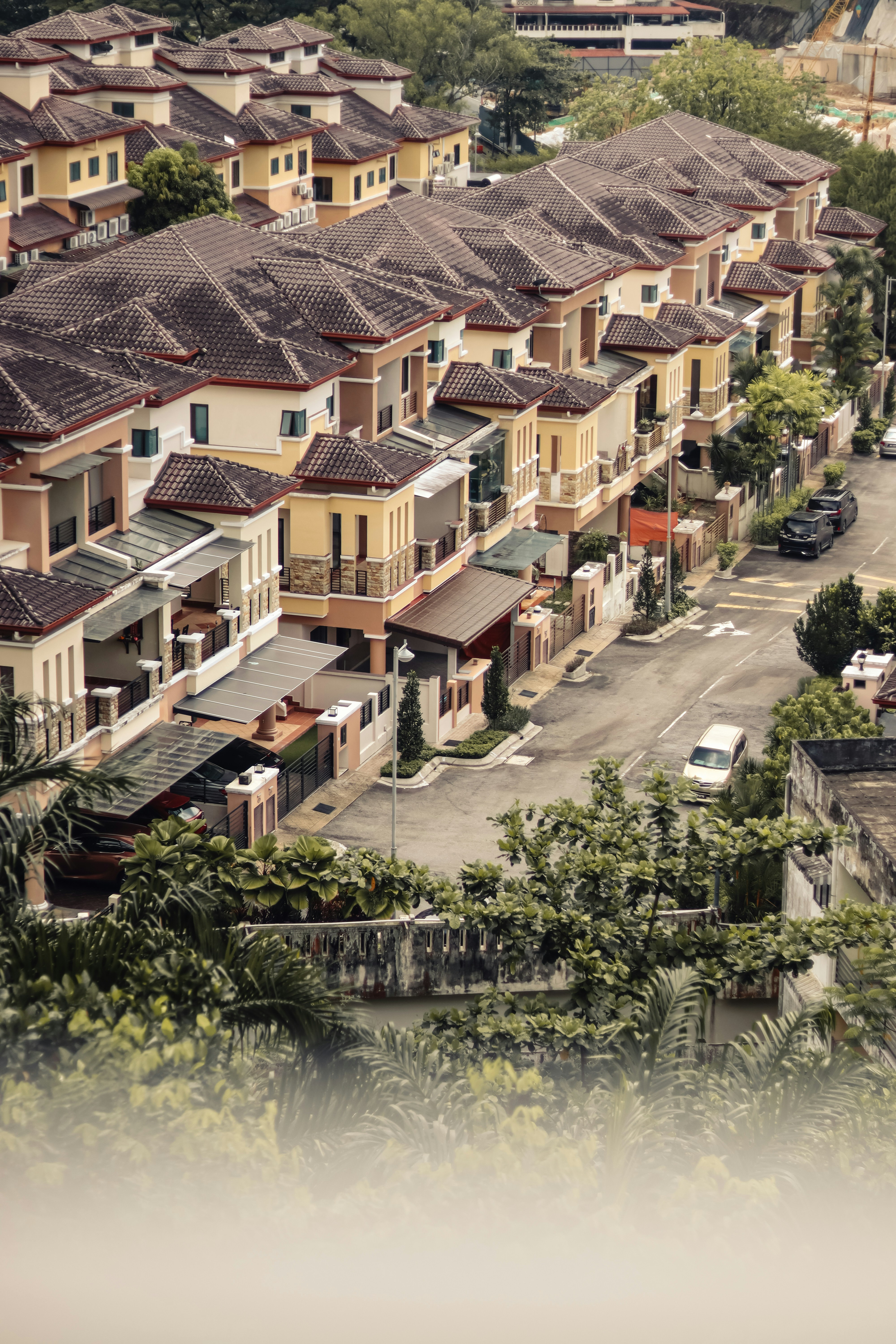 Des rangées de maisons similaires bordent une rue résidentielle tranquille.