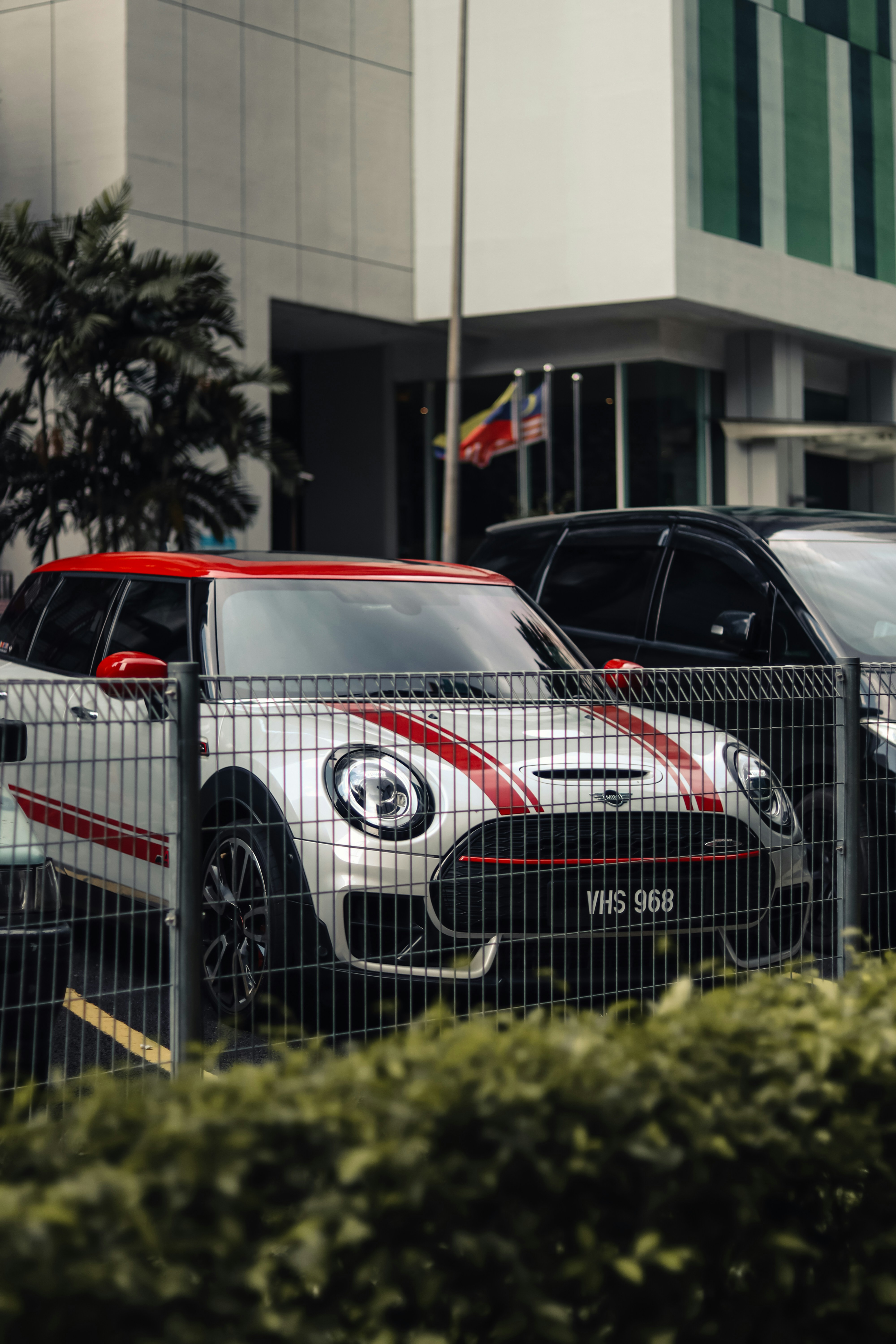 Une mini tonnelière argentée à rayures rouges est garée.