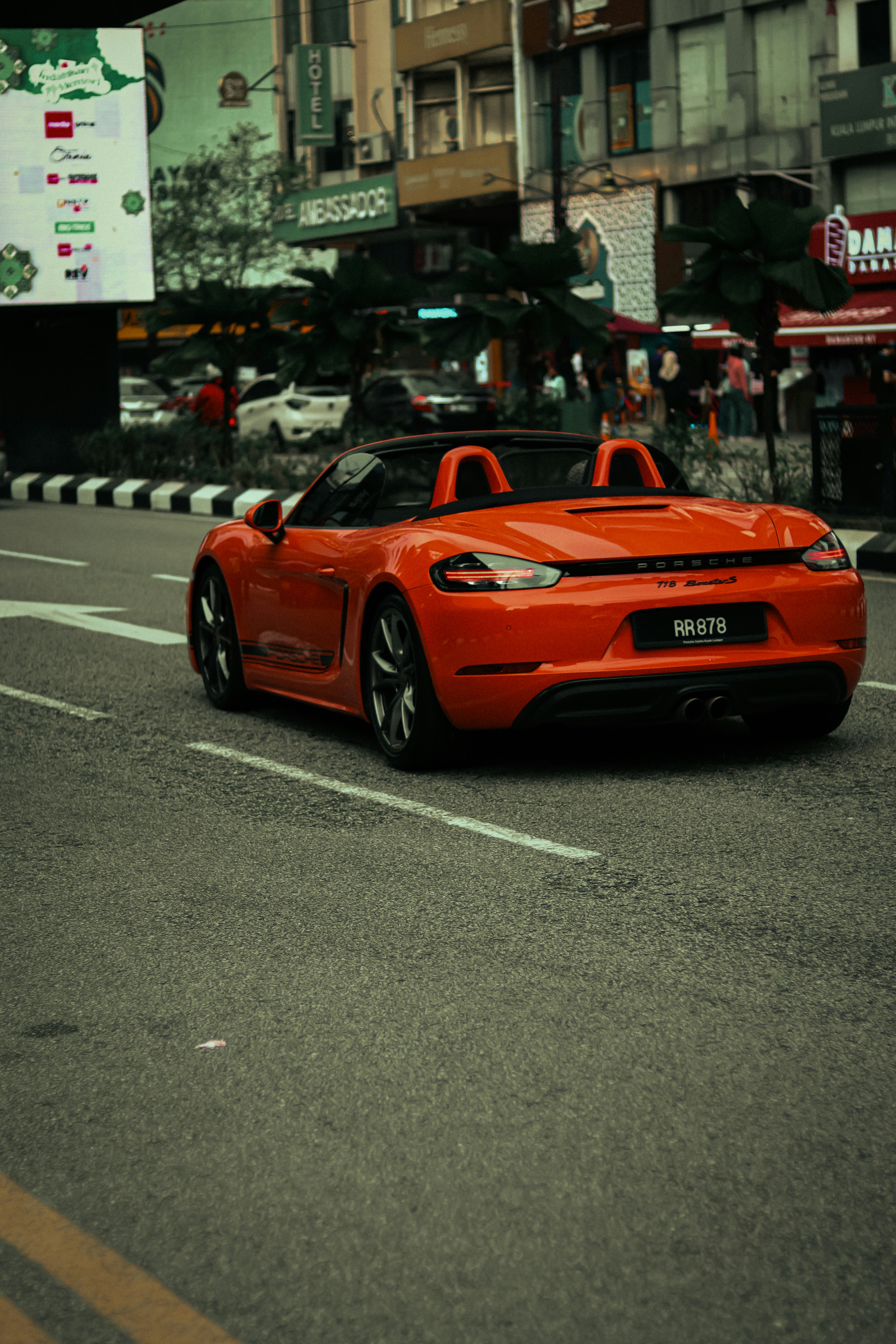 Une voiture de sport rouge roule sur la route.