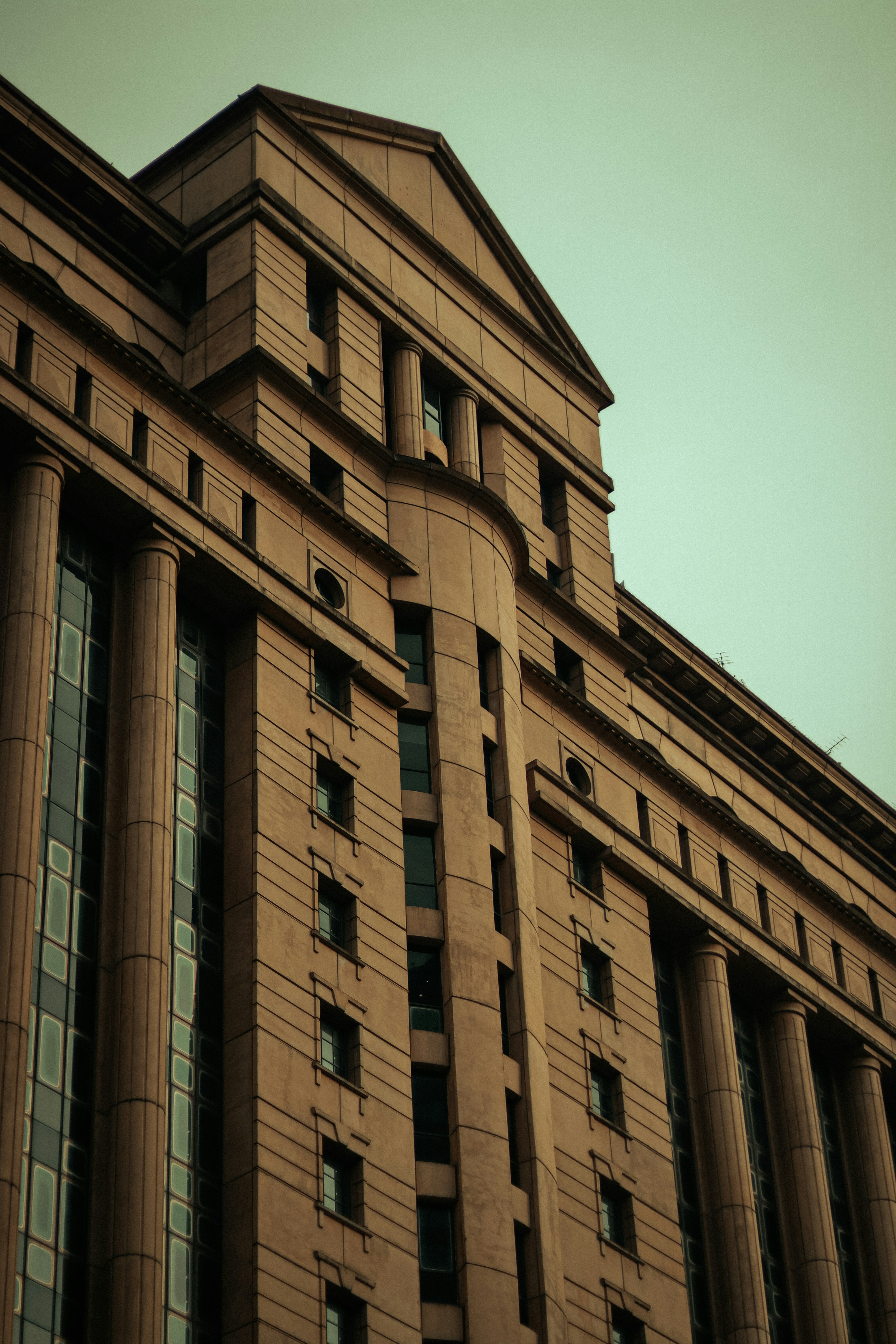 Un grand bâtiment avec des colonnes et des fenêtres.