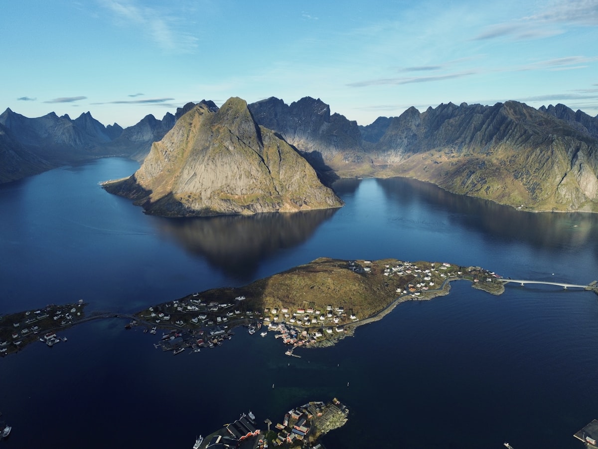 Montanhas cercando um fjord norueguês em Lofoten