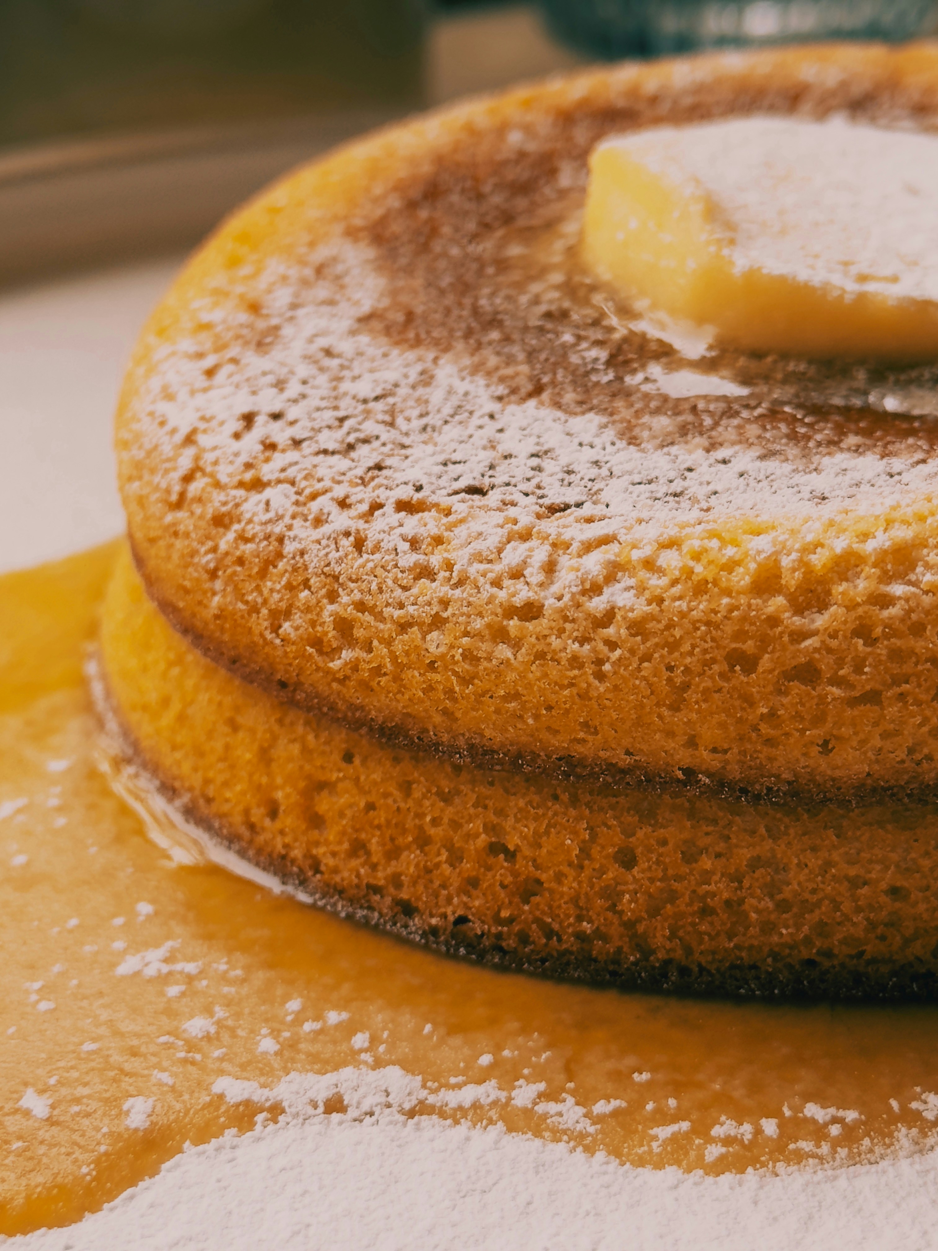 Un pastel deliciosamente espolvoreado está listo para ser comido.