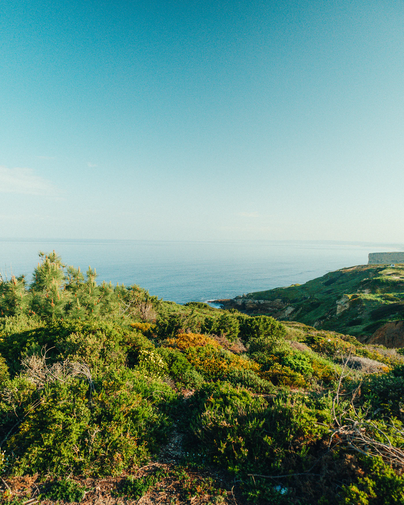 Encostas verdes da Arrábida e mar de Sesimbra