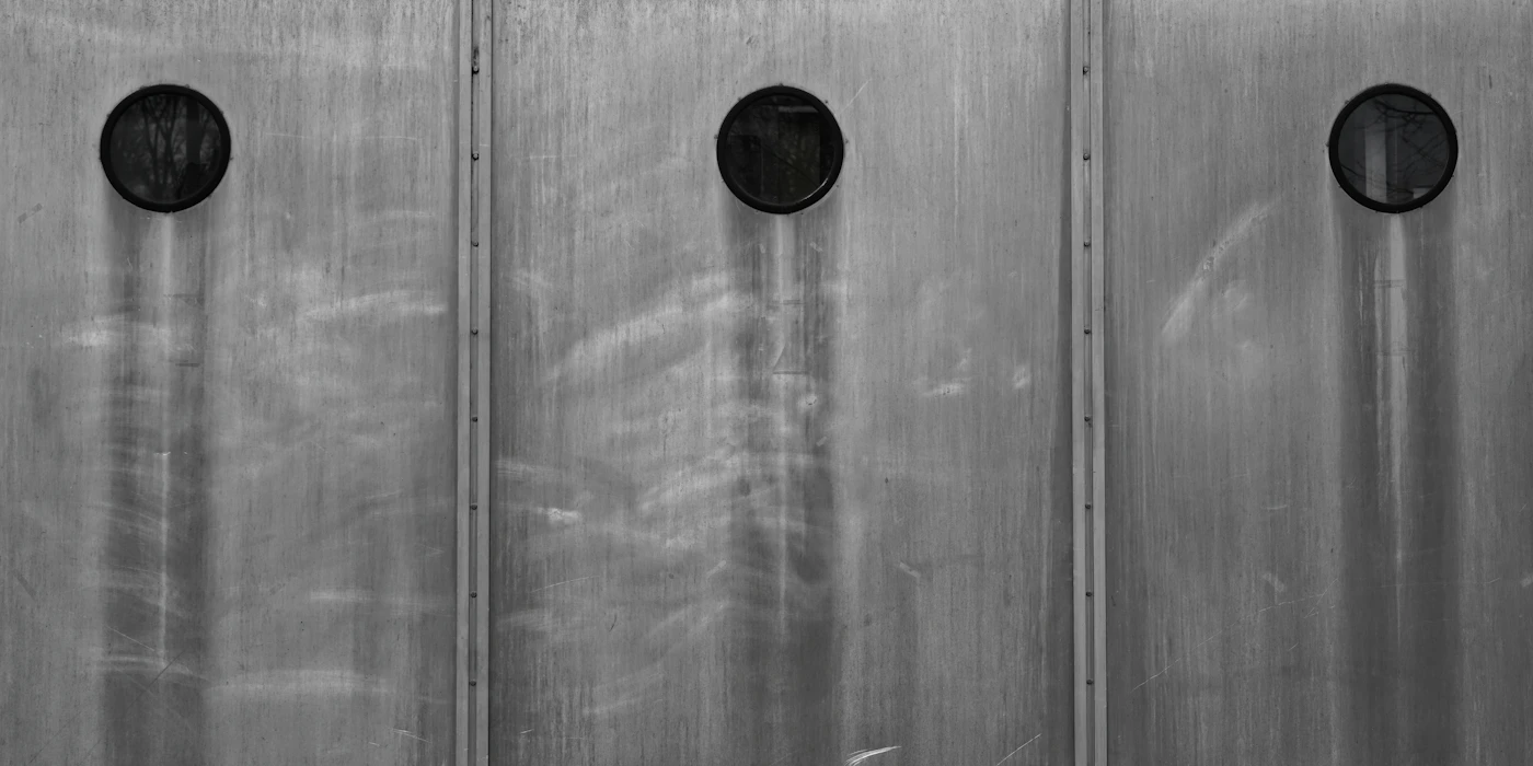 Aluminium window profile detail in the VITRÜX workshop
