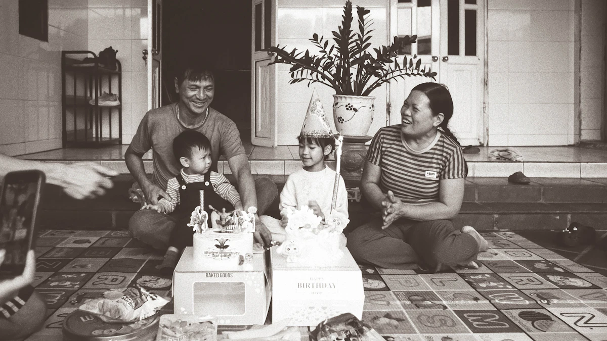 Una familia reúne recuerdos durante un cumpleaños en casa