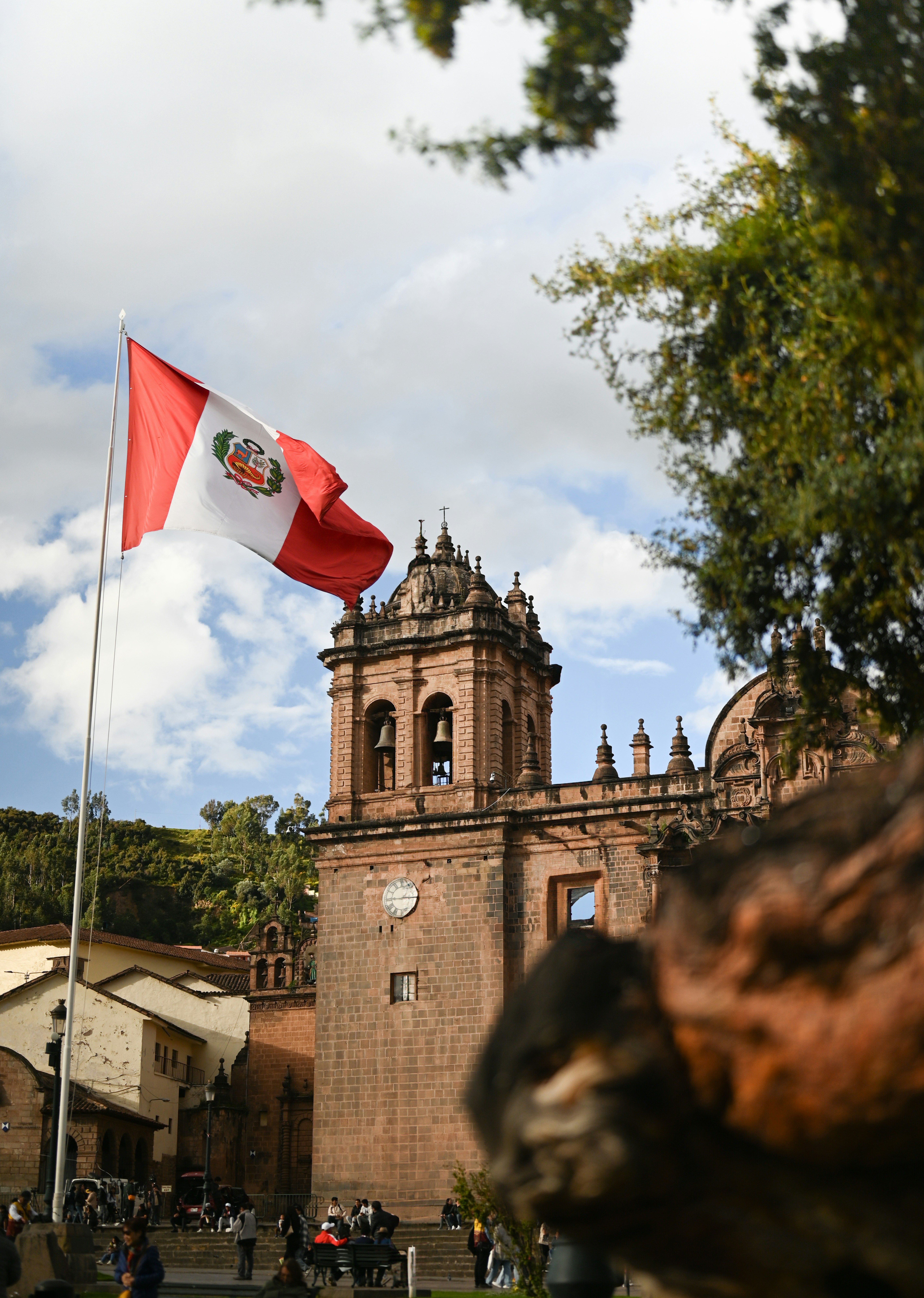 La bandera peruana ondea sobre una antigua iglesia.