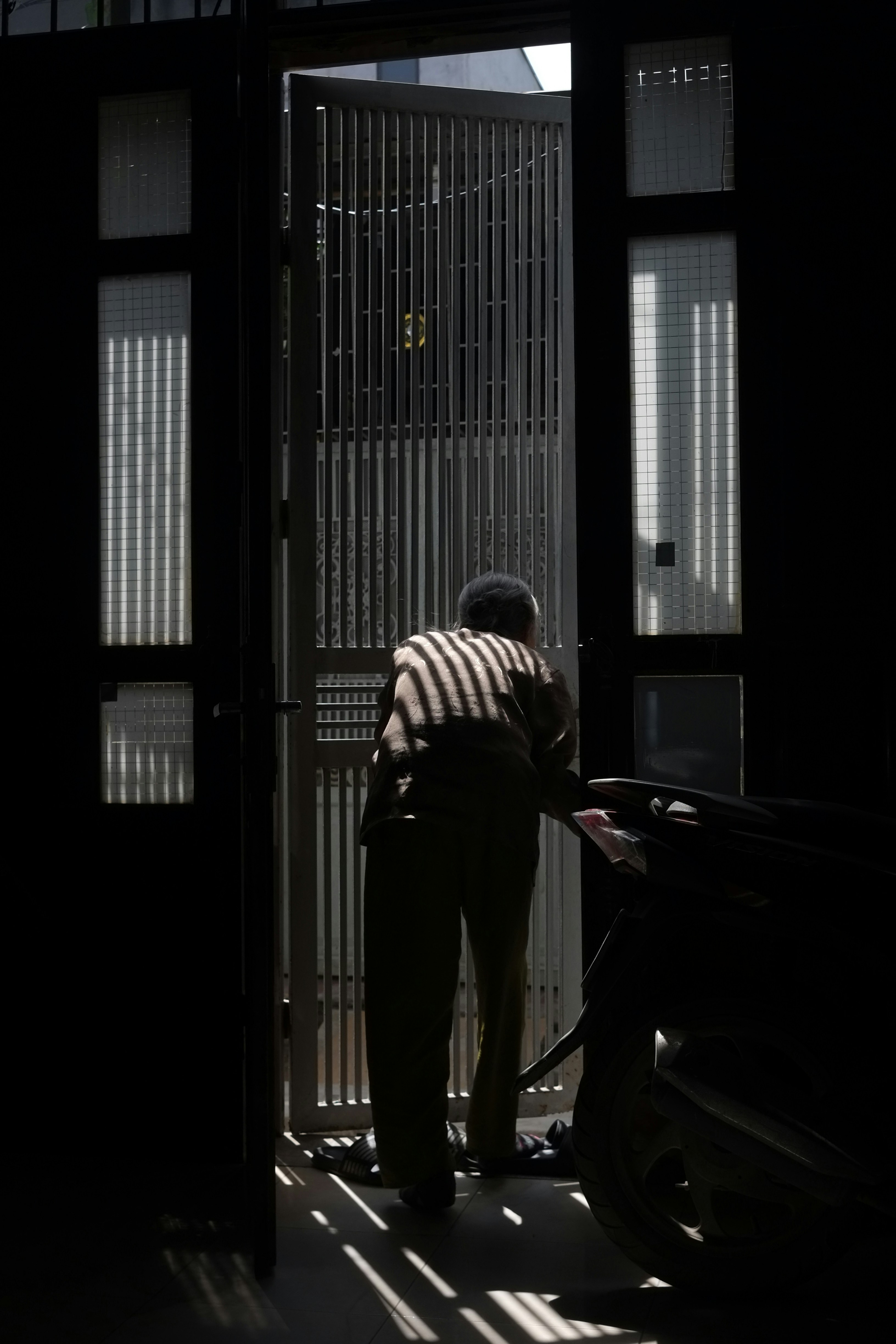 A locksmith responding to a car lockout