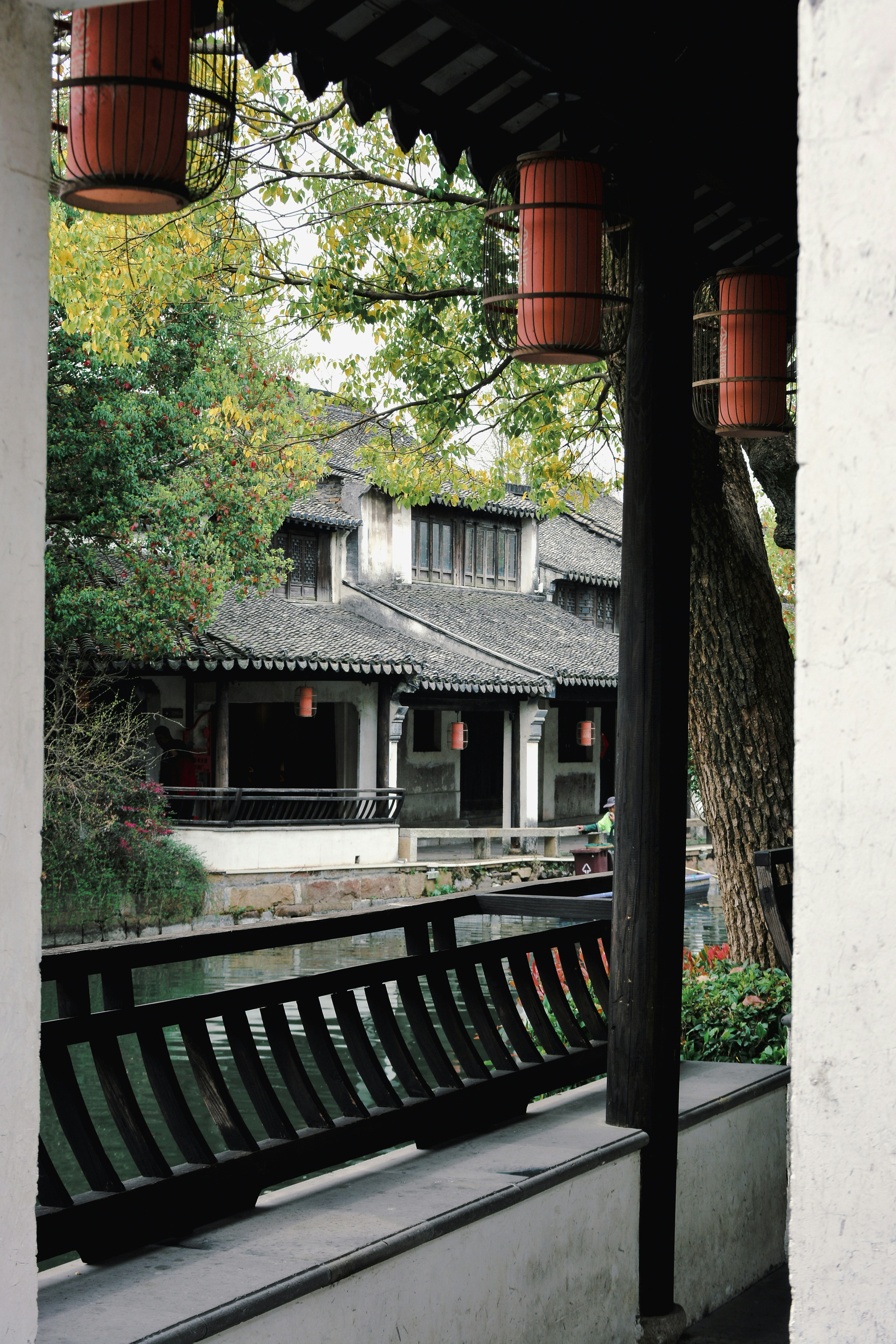 Ein traditionelles chinesisches Gebäude ist durch einen Bogen zu sehen.