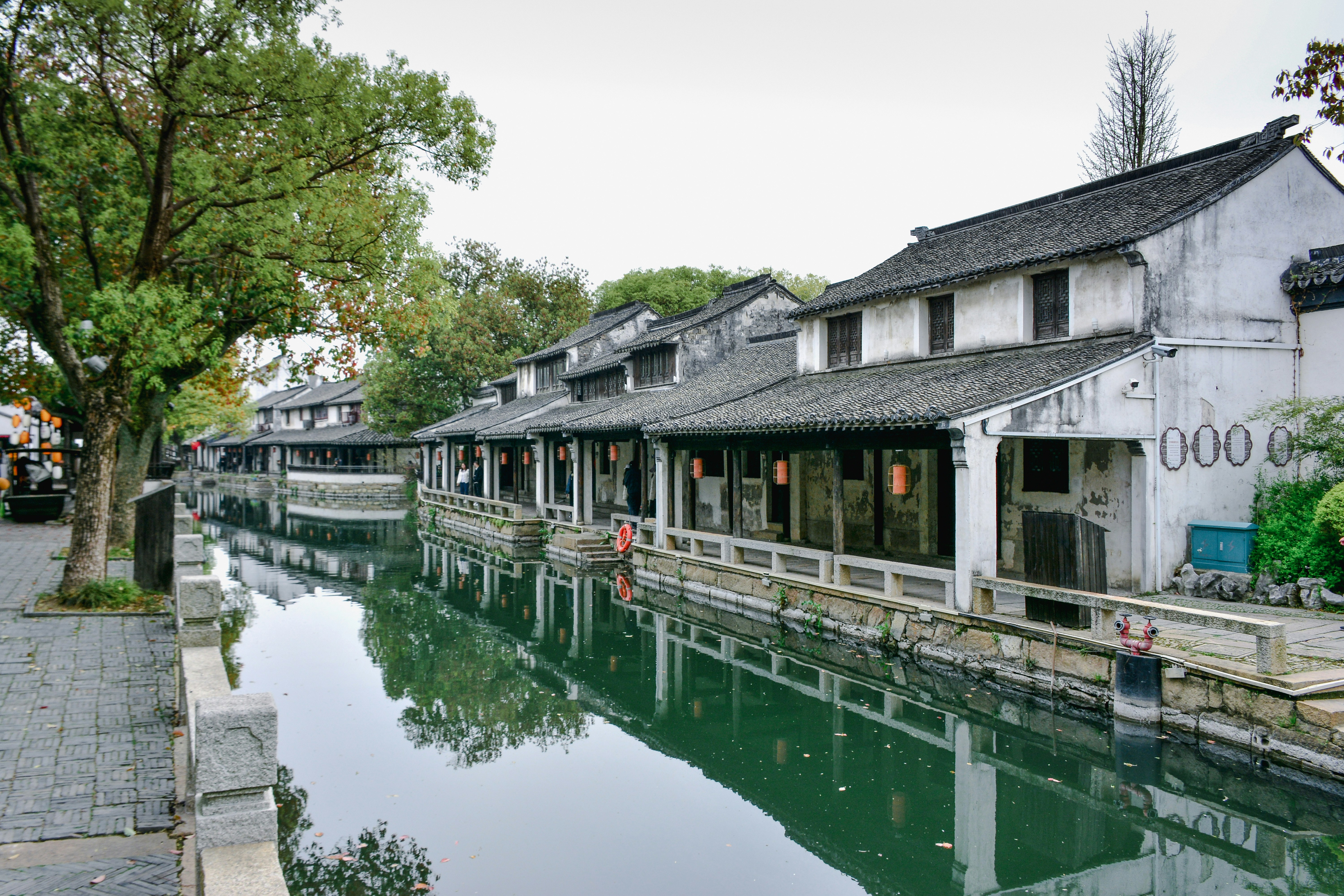 A picturesque canal scene with traditional buildings.