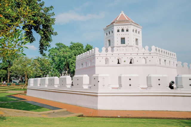 Phra Sumen Fort on a sunny day