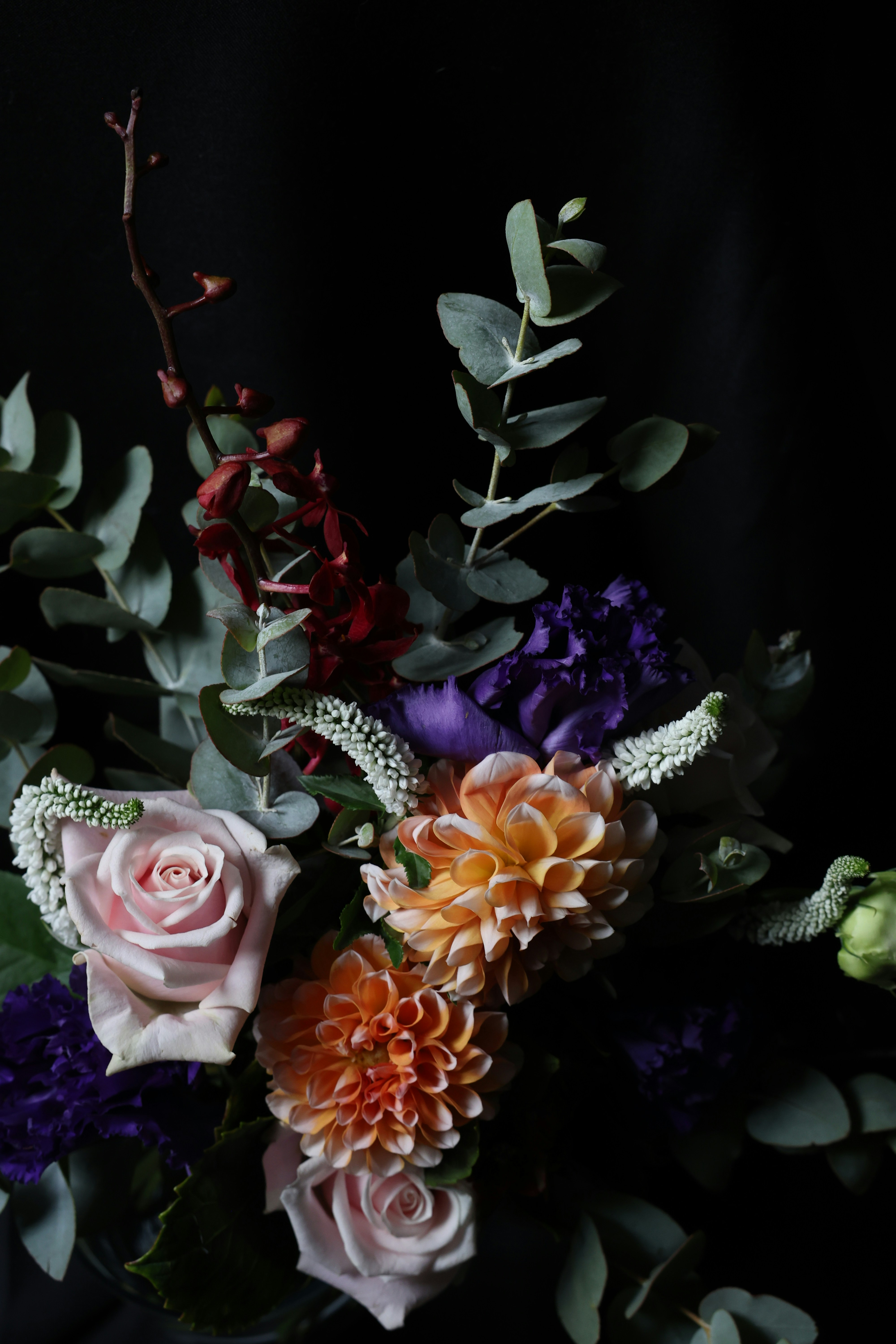 Ramo de flores blancas y rosas frente al hombre foto – Imagen de Flor  gratuita en Unsplash, image size:4000x6000