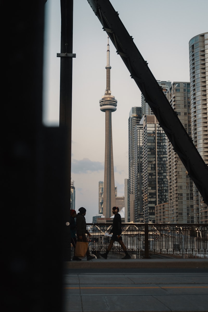 Piétons marchant vers la CN Tower dans le centre-ville de Toronto par une journée ensoleillée
