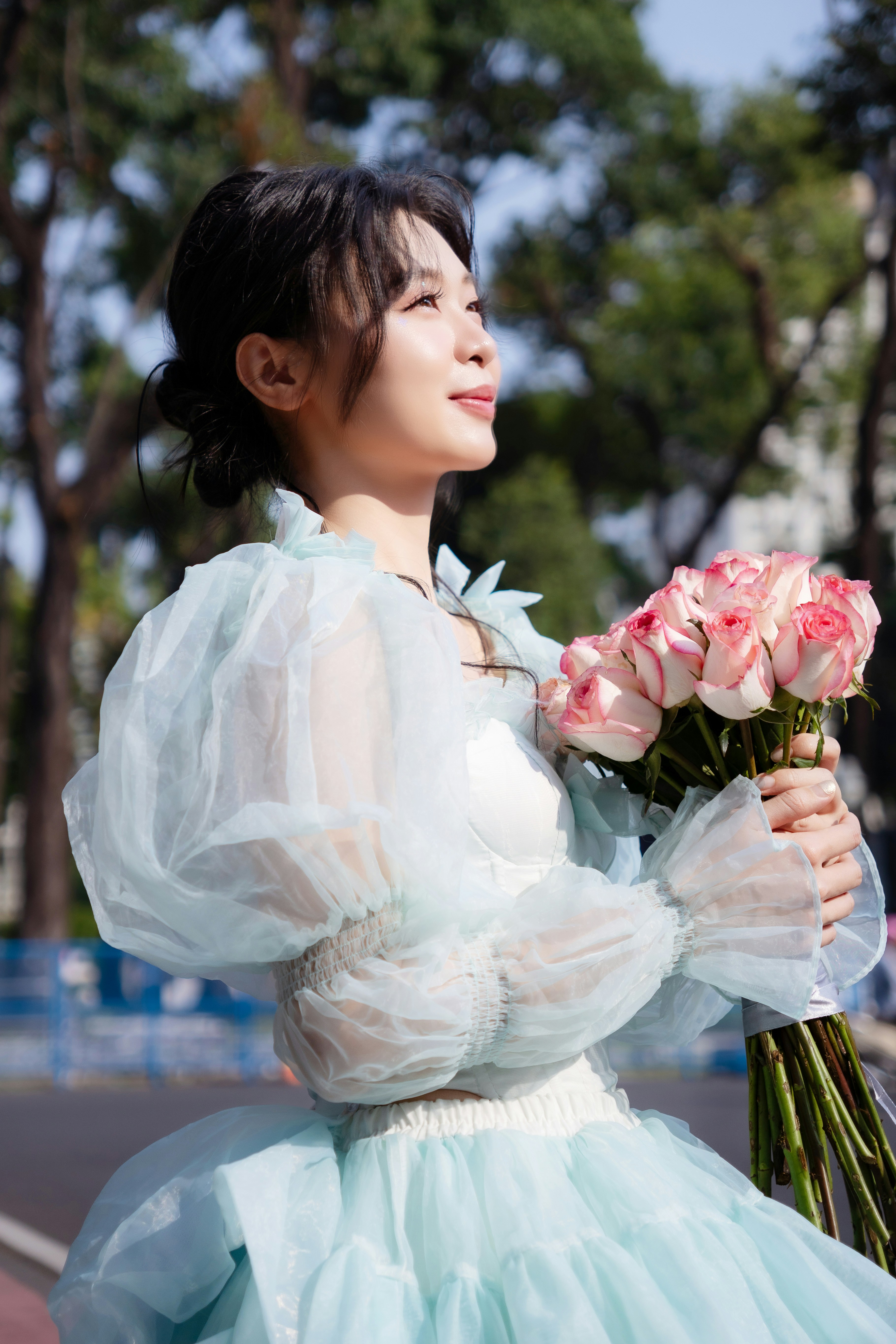 Woman smiles, holding a bouquet of roses. photo – Free Image on Unsplash