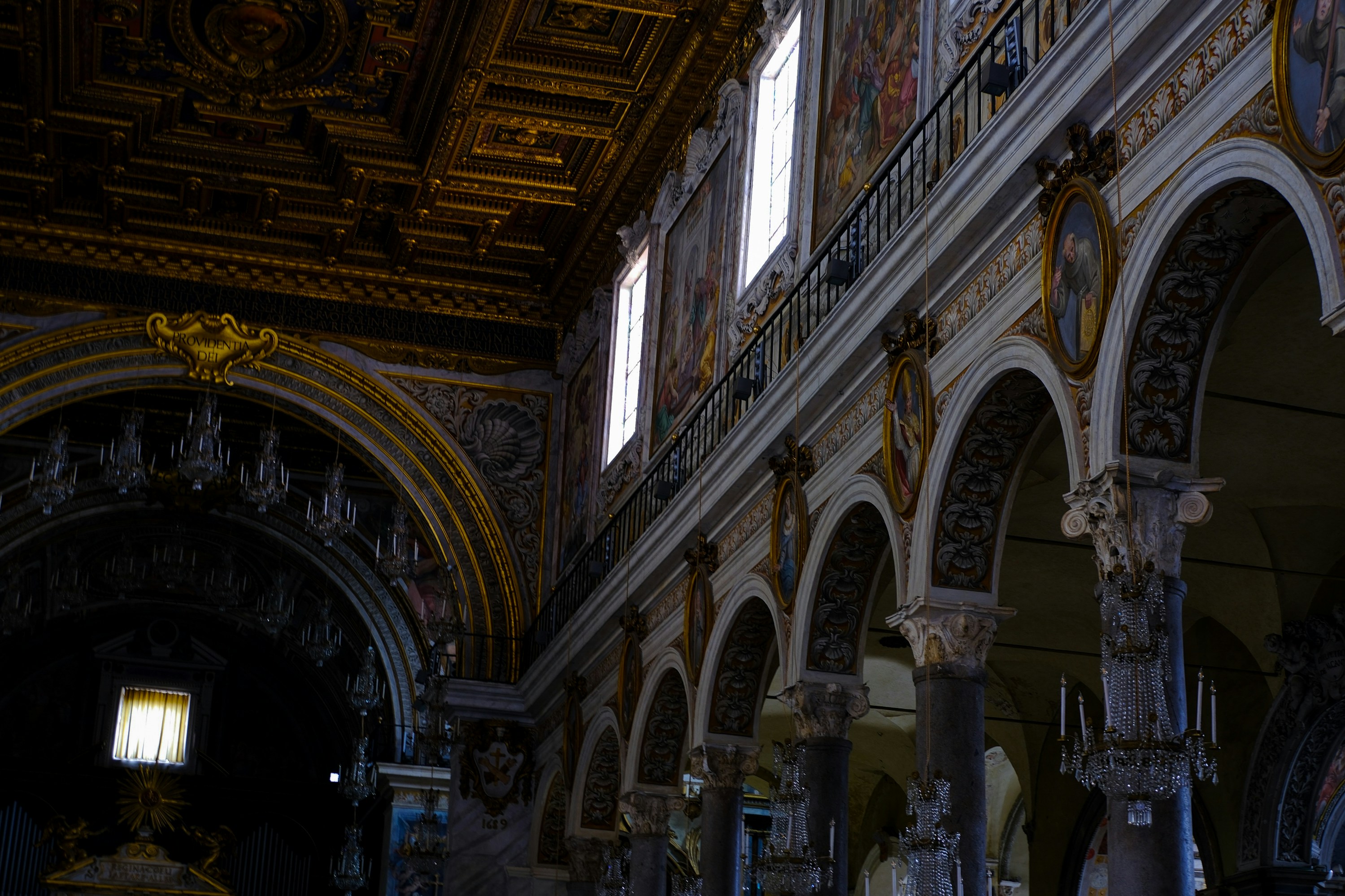 À l’intérieur d’une cathédrale historique ornée.