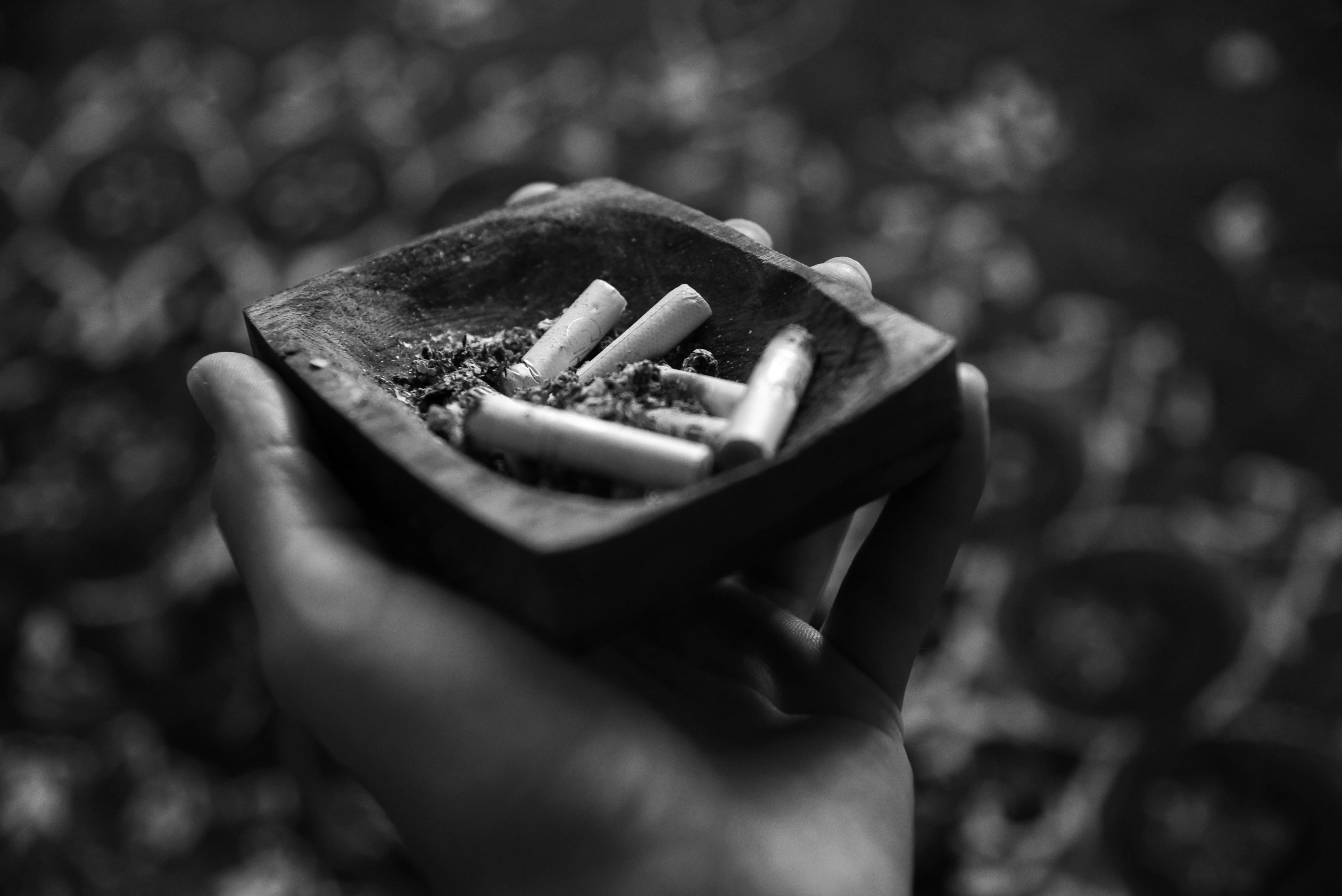 Aschenbecher in der Hand – Rückfall beim Rauchen verarbeiten