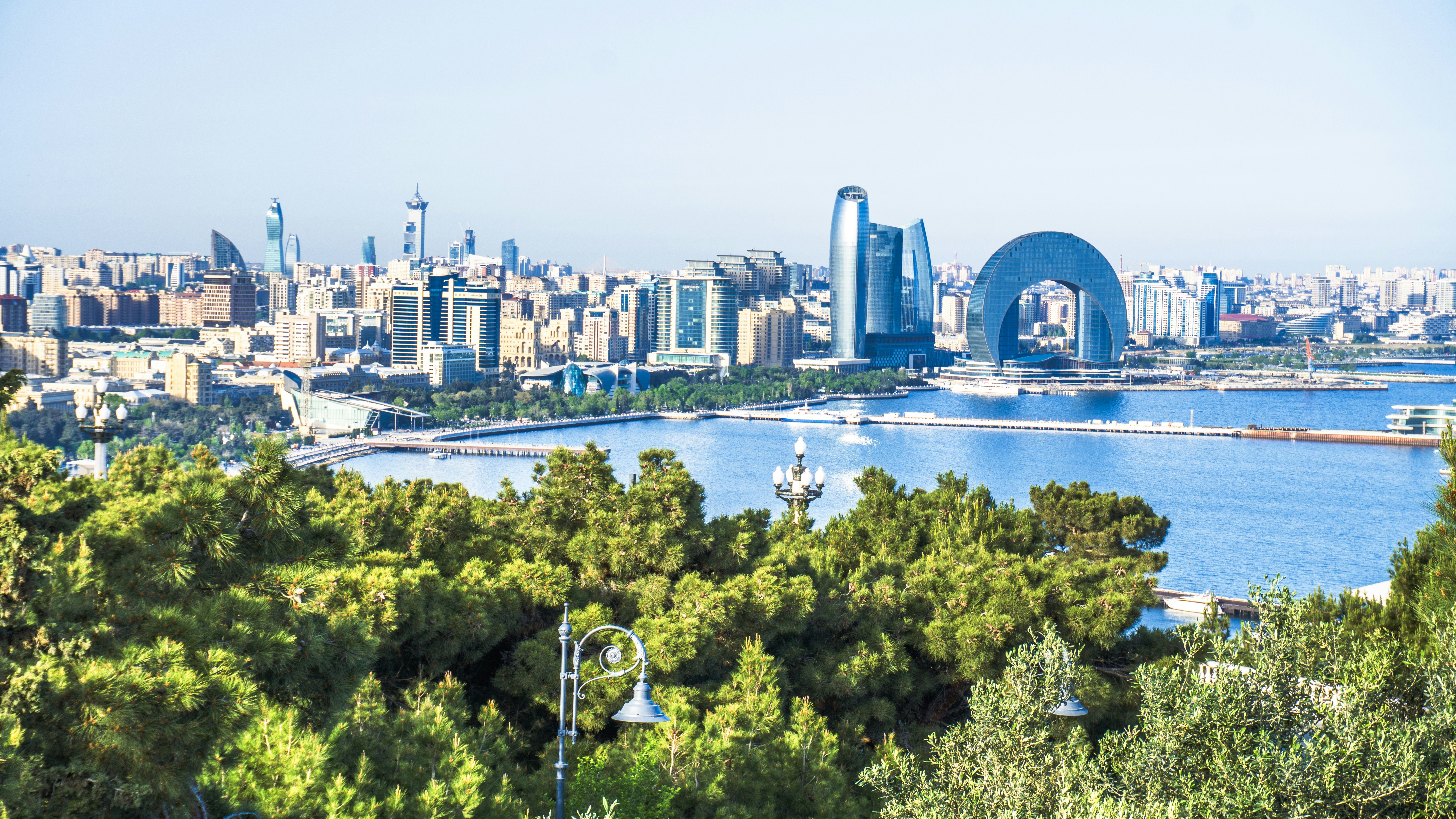 Horizonte de la ciudad y costa en un día soleado.