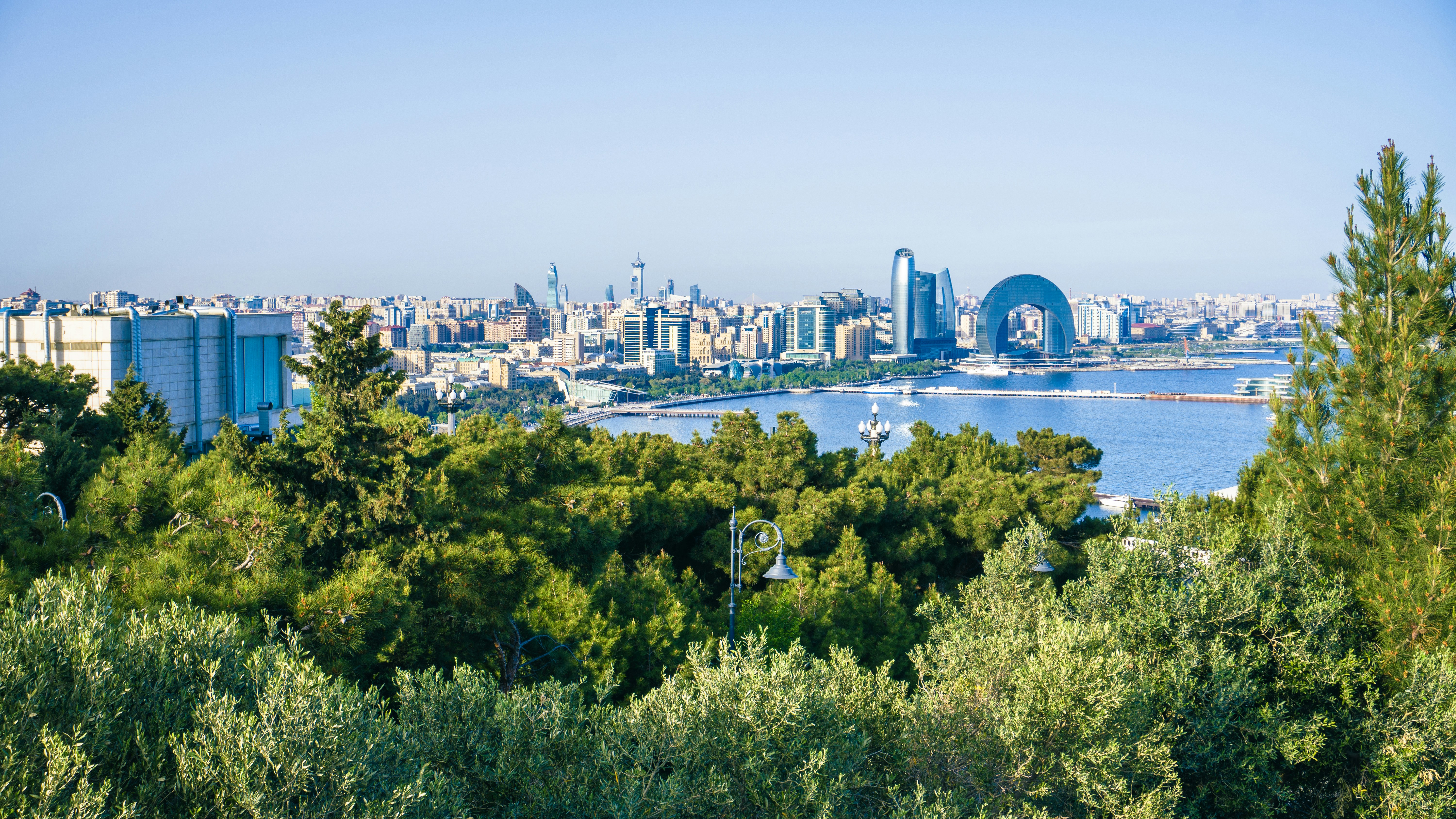 Un horizonte de la ciudad con vistas a un cuerpo de agua.