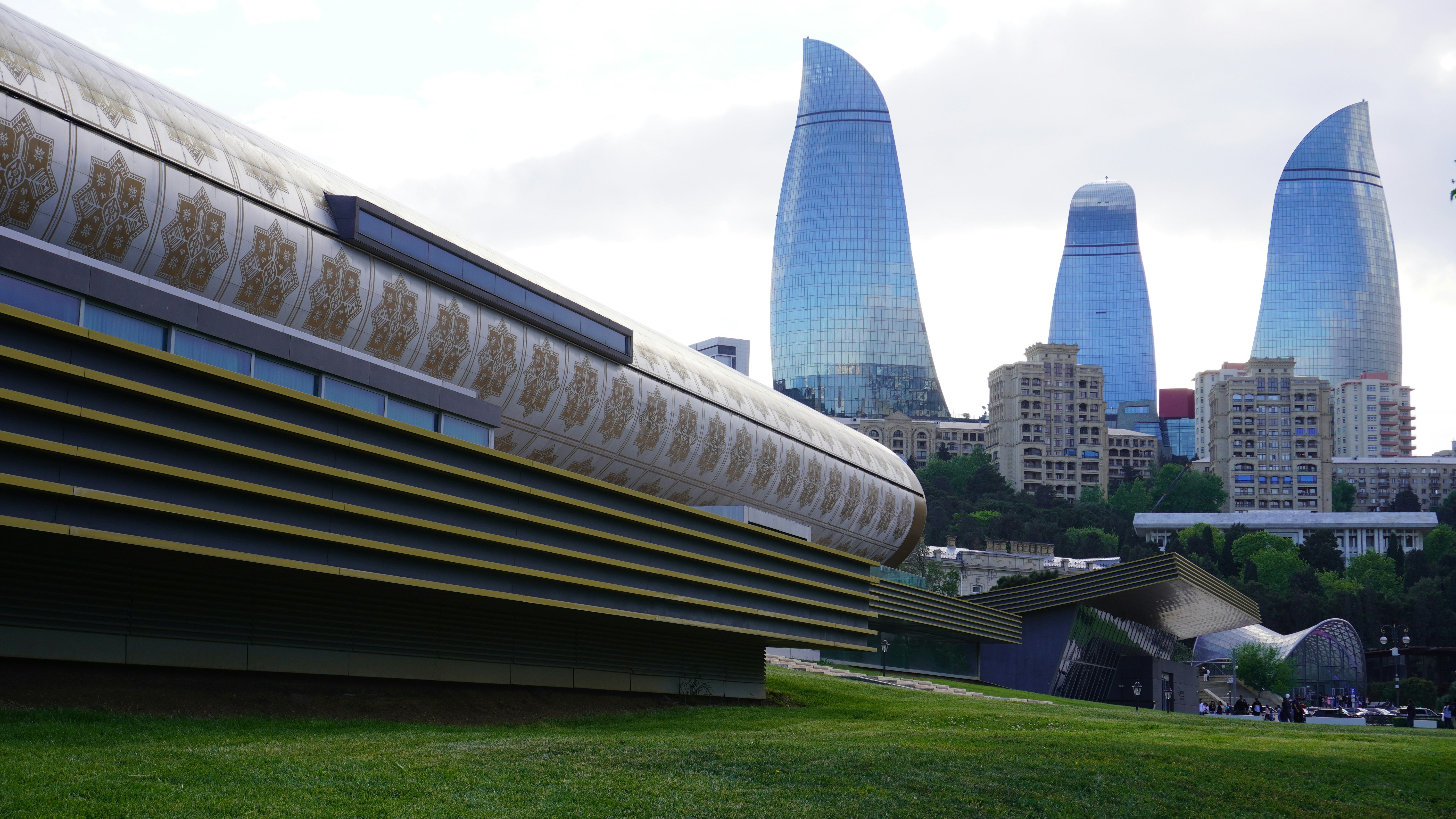 Moderne Gebäude und Flammentürme sind sichtbar.
