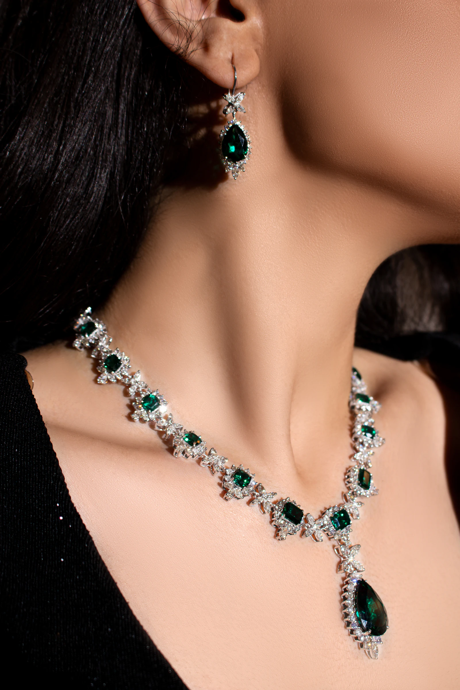 Diamond-look necklace and earrings with emerald drops