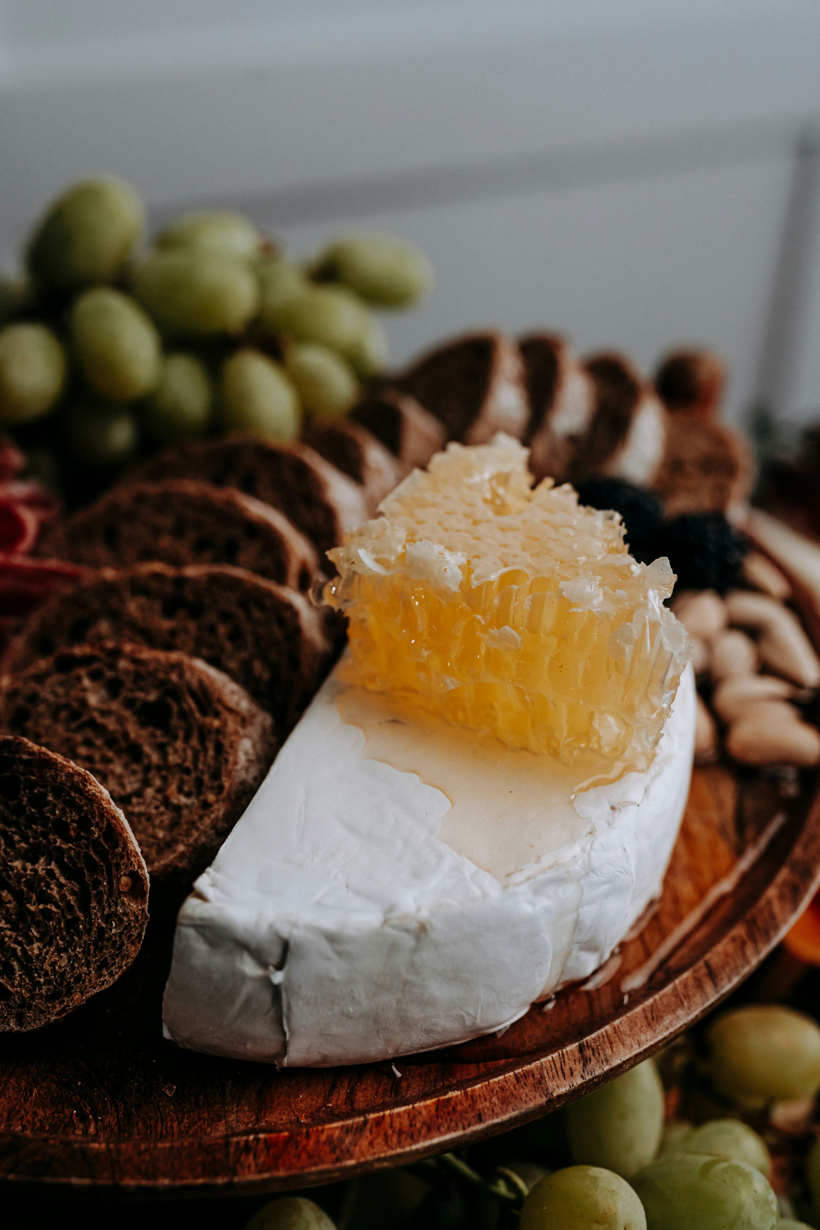 Délicieux fromage et pain sur une planche de charcuterie.