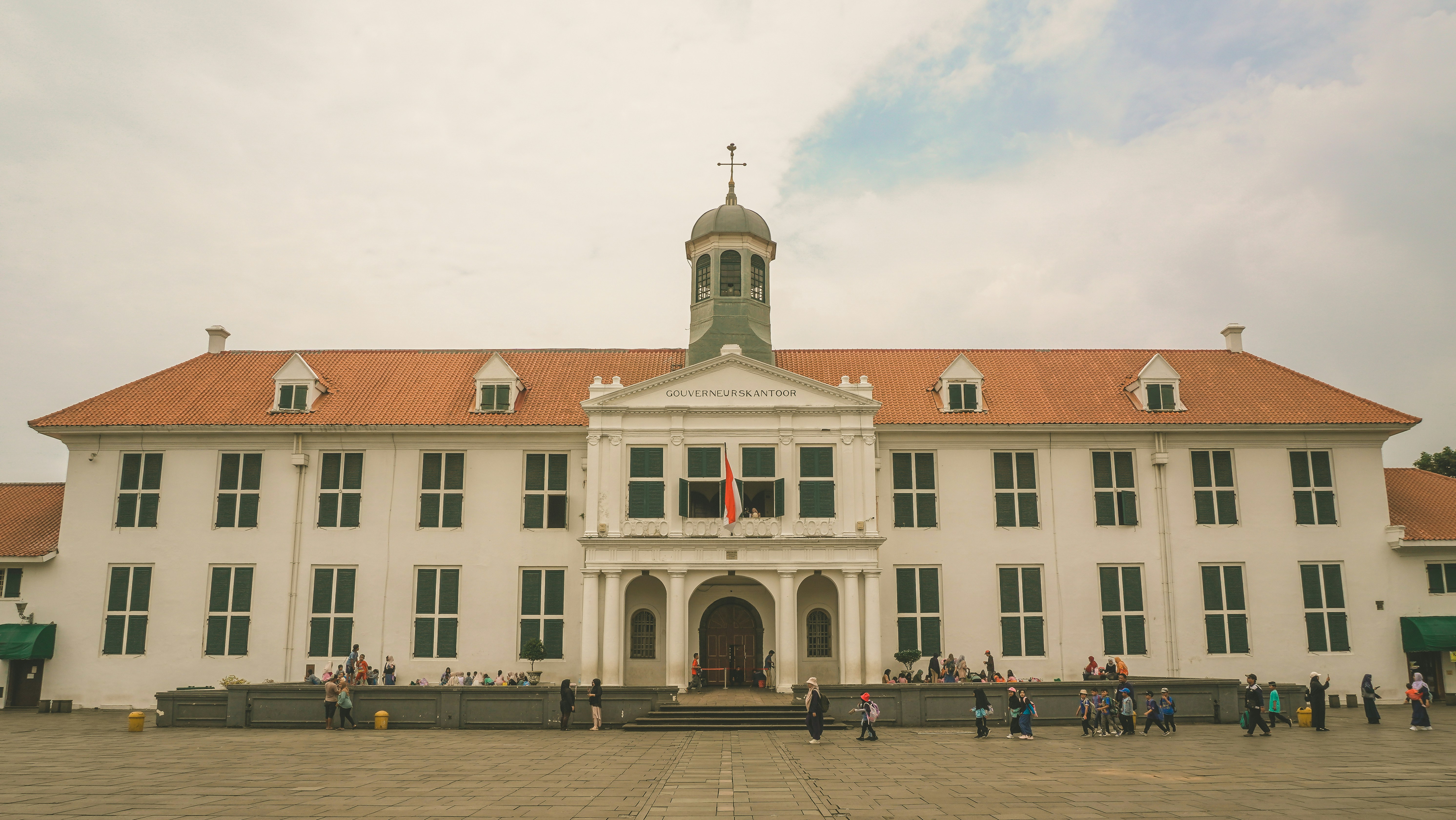 Im Außenbereich ist ein großes, weißes Gebäude zu sehen.