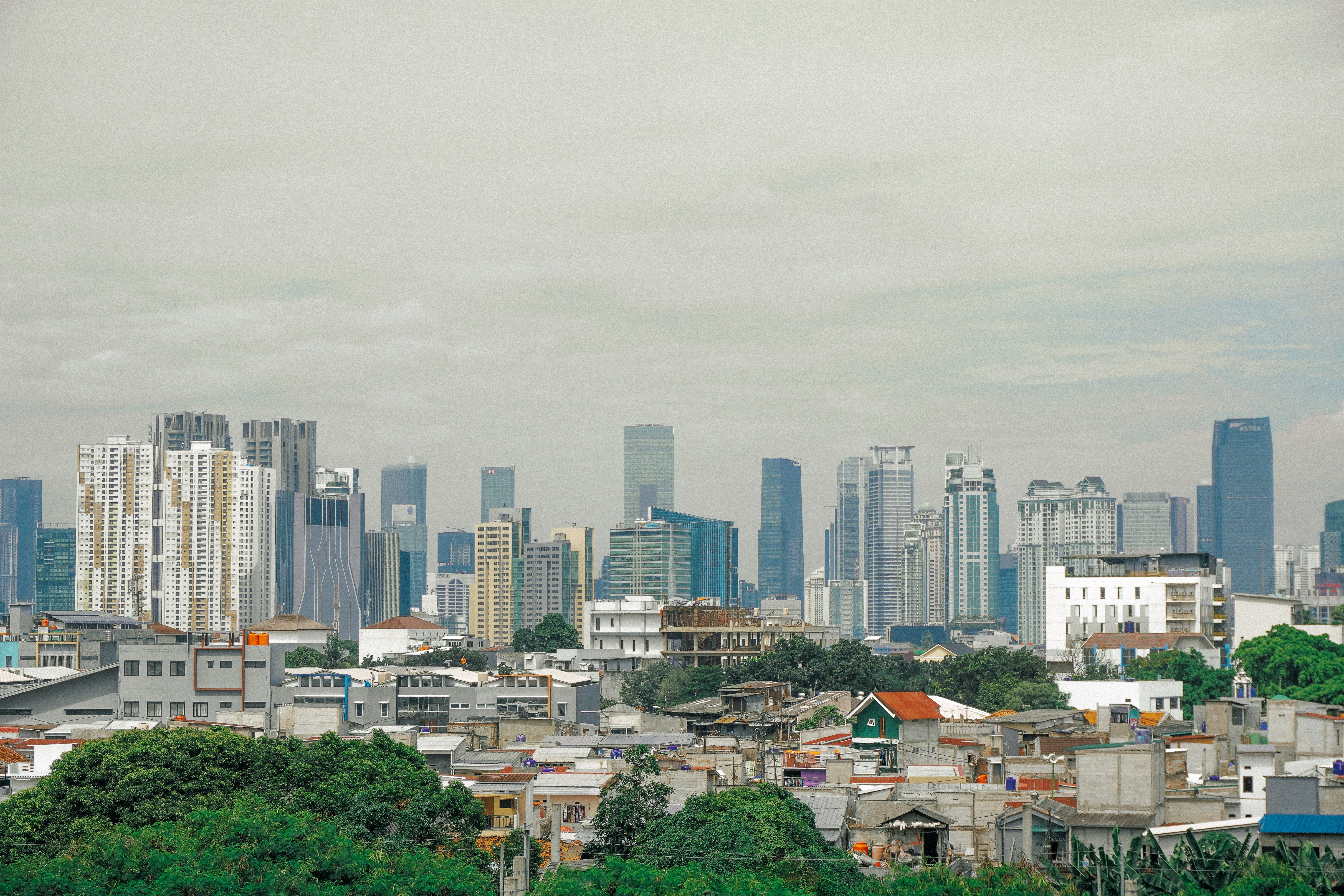 A city skyline with tall skyscrapers and buildings.