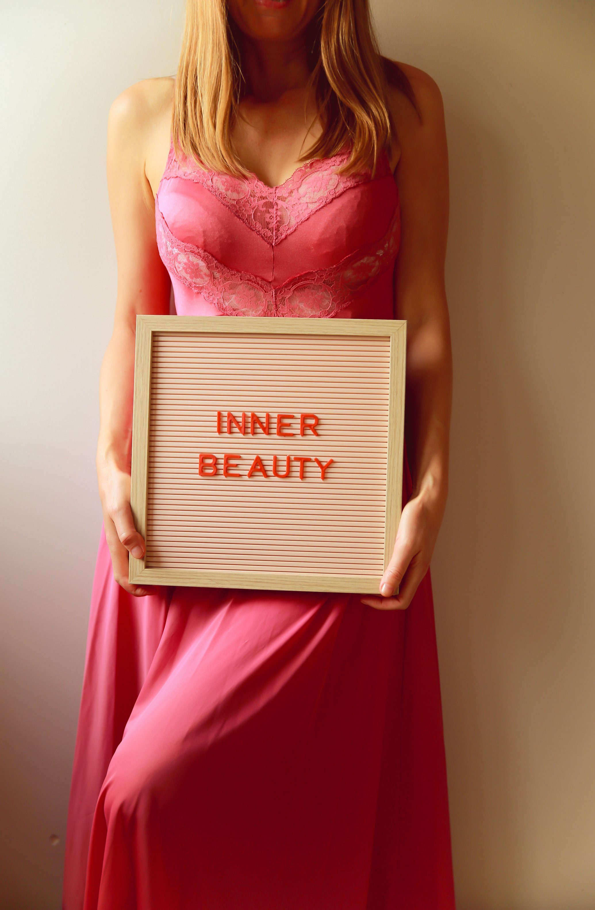 内面からの輝きをイメージさせる抽象的なアート