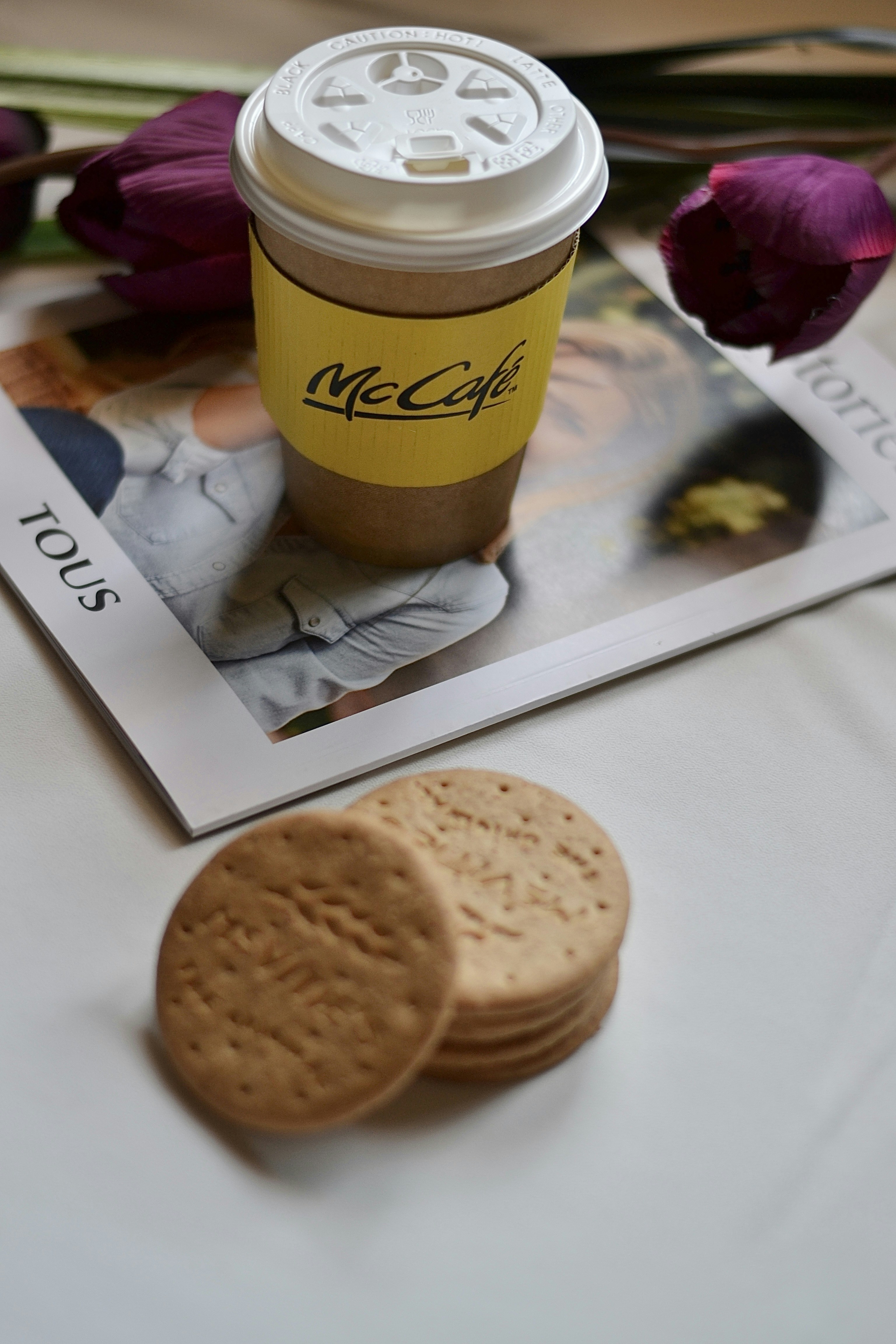 Café, biscoitos e flores: uma manhã aconchegante