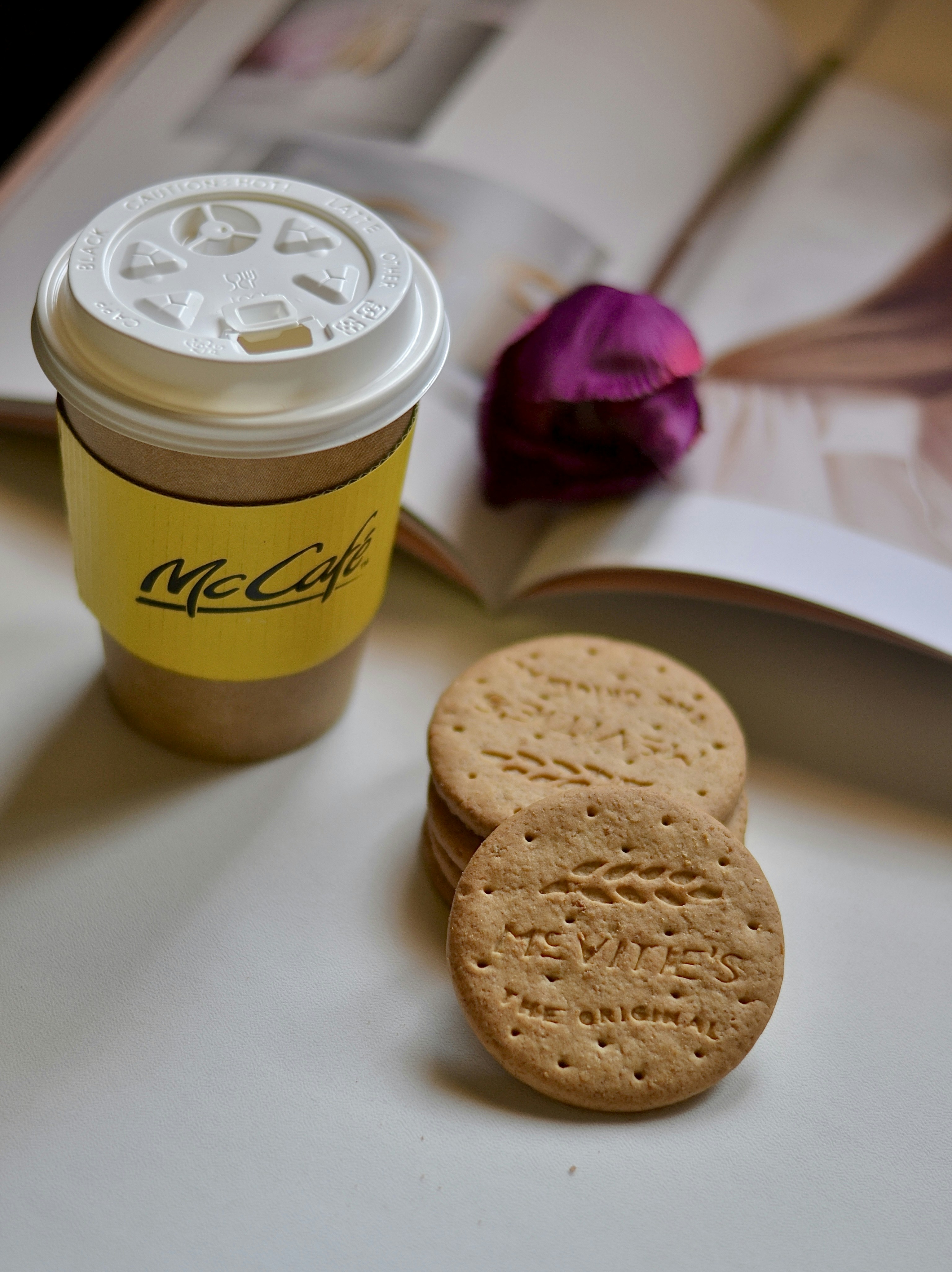 Café, biscoitos e um livro criam uma cena relaxante