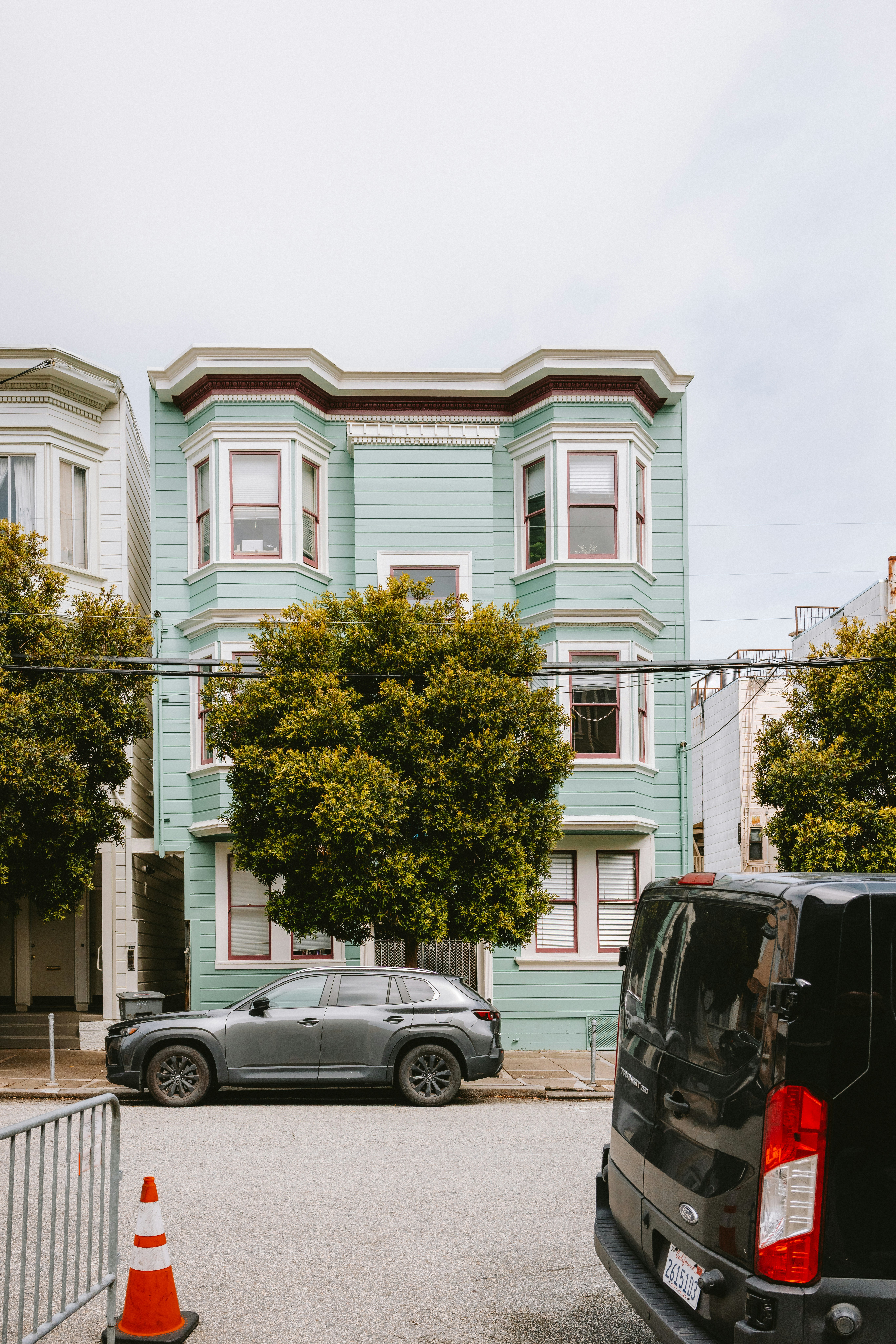 Se alza una bonita casa con ventanales. foto – Imagen de San Francisco  gratuita en Unsplash, image size:3000x4498
