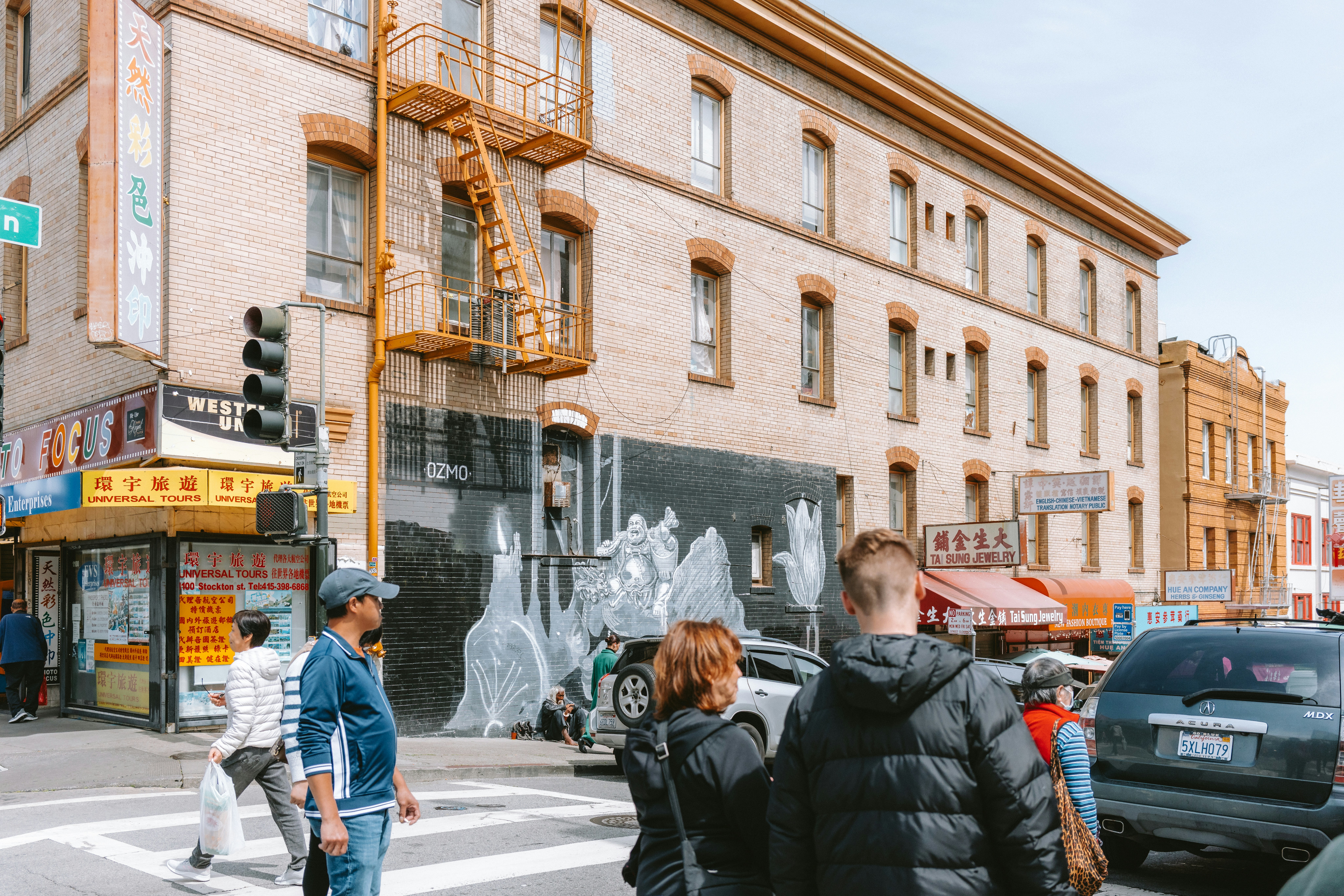 사람들은 건물 앞 번화한 거리를 건넙니다. 사진 – Unsplash의 무료 샌프란시스코 이미지, image size:3000x2001