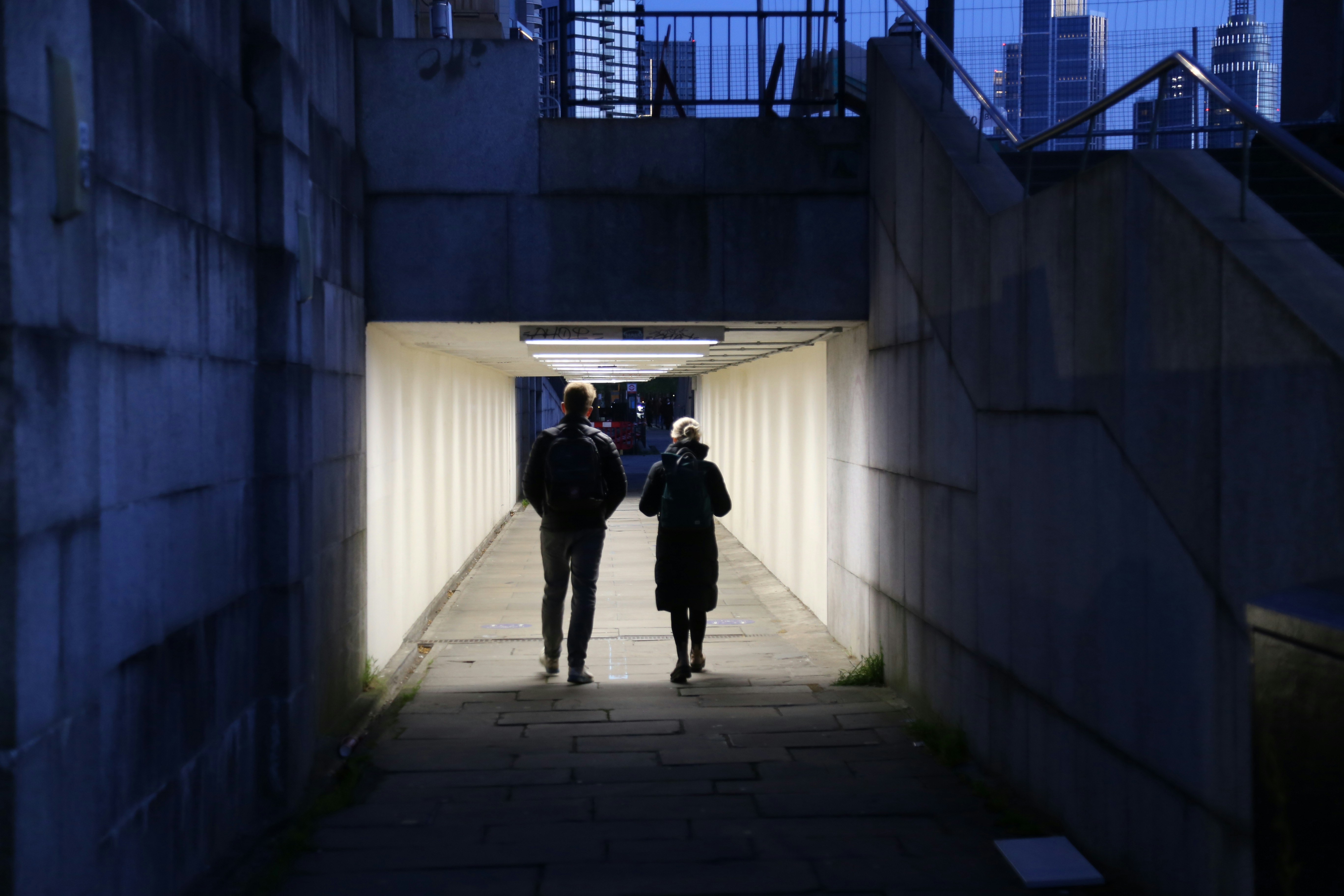 La gente camina a través de un túnel bien iluminado.