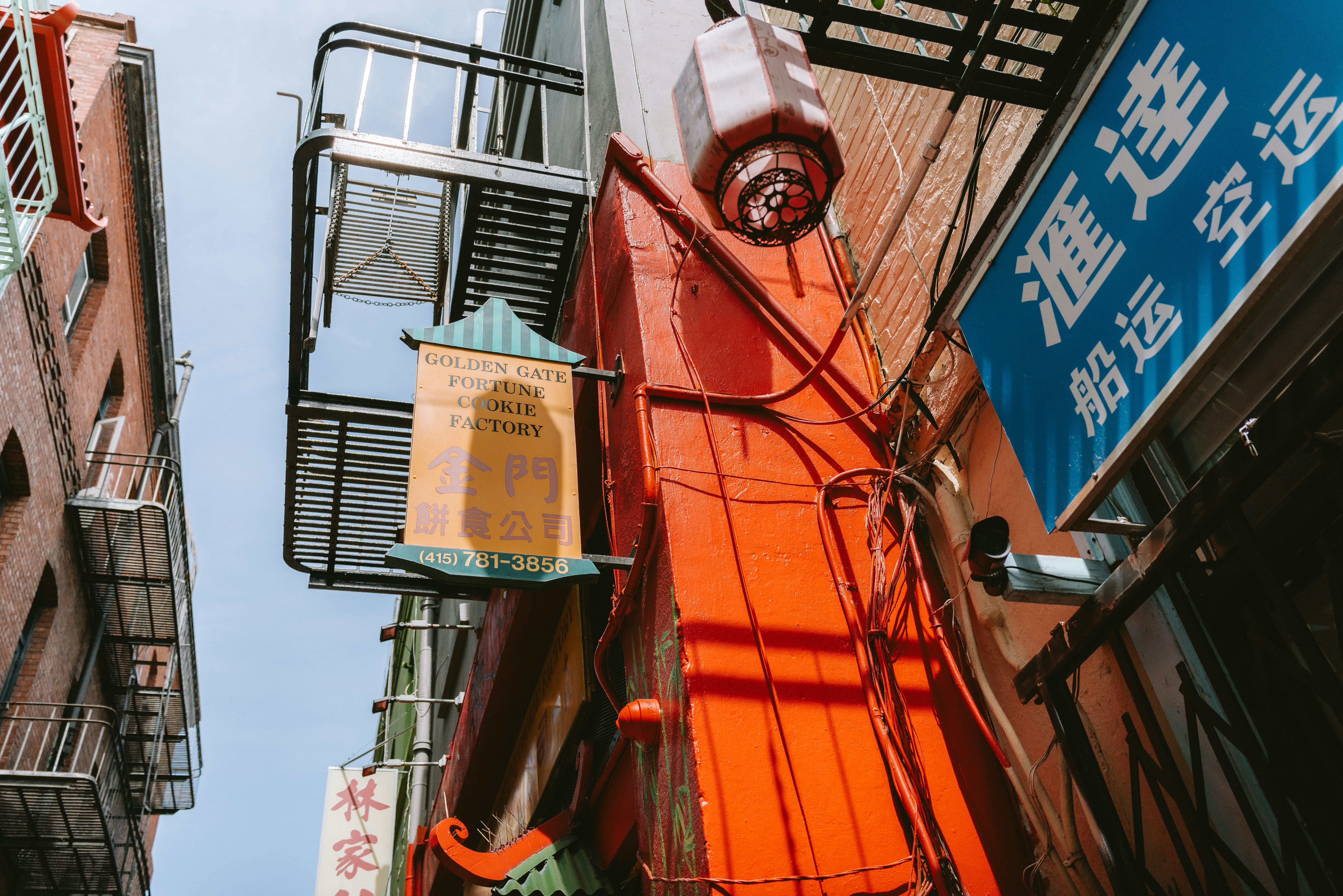 細い路地に建つカラフルな建物や看板。