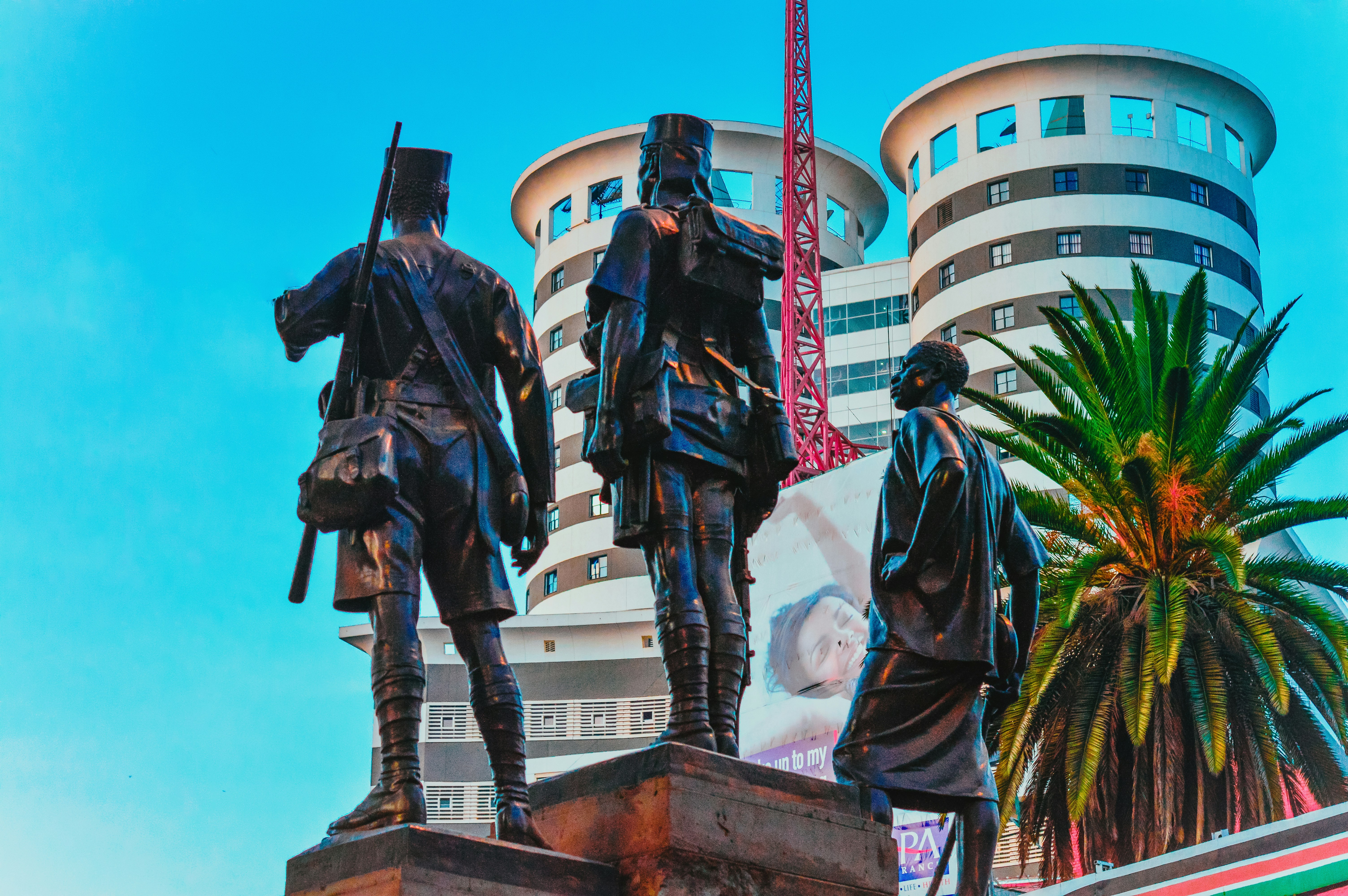 Estátuas ficam em frente a um horizonte moderno da cidade.