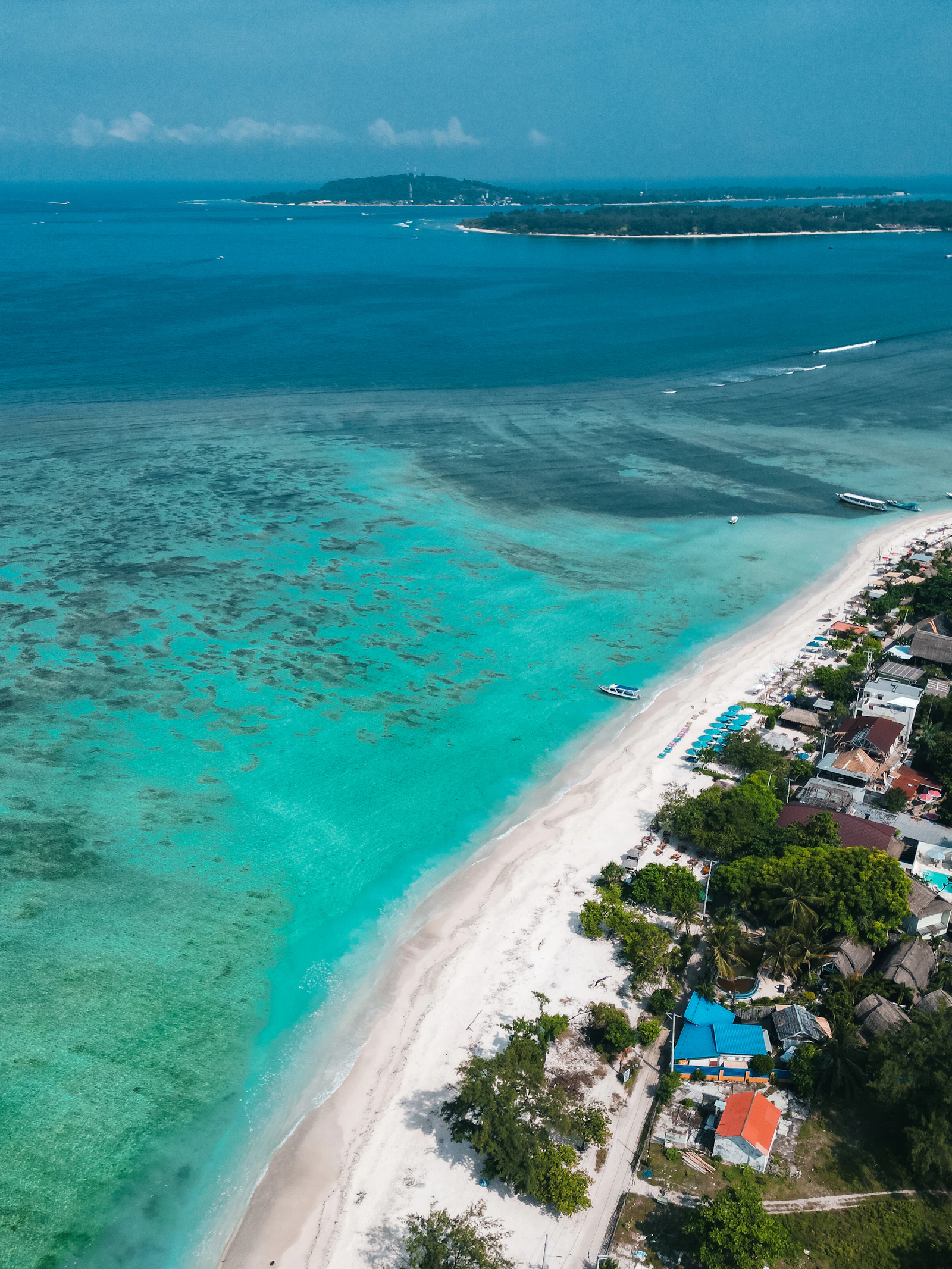 Turquoise water and tropical island scenery in the Gili Islands, Indonesia