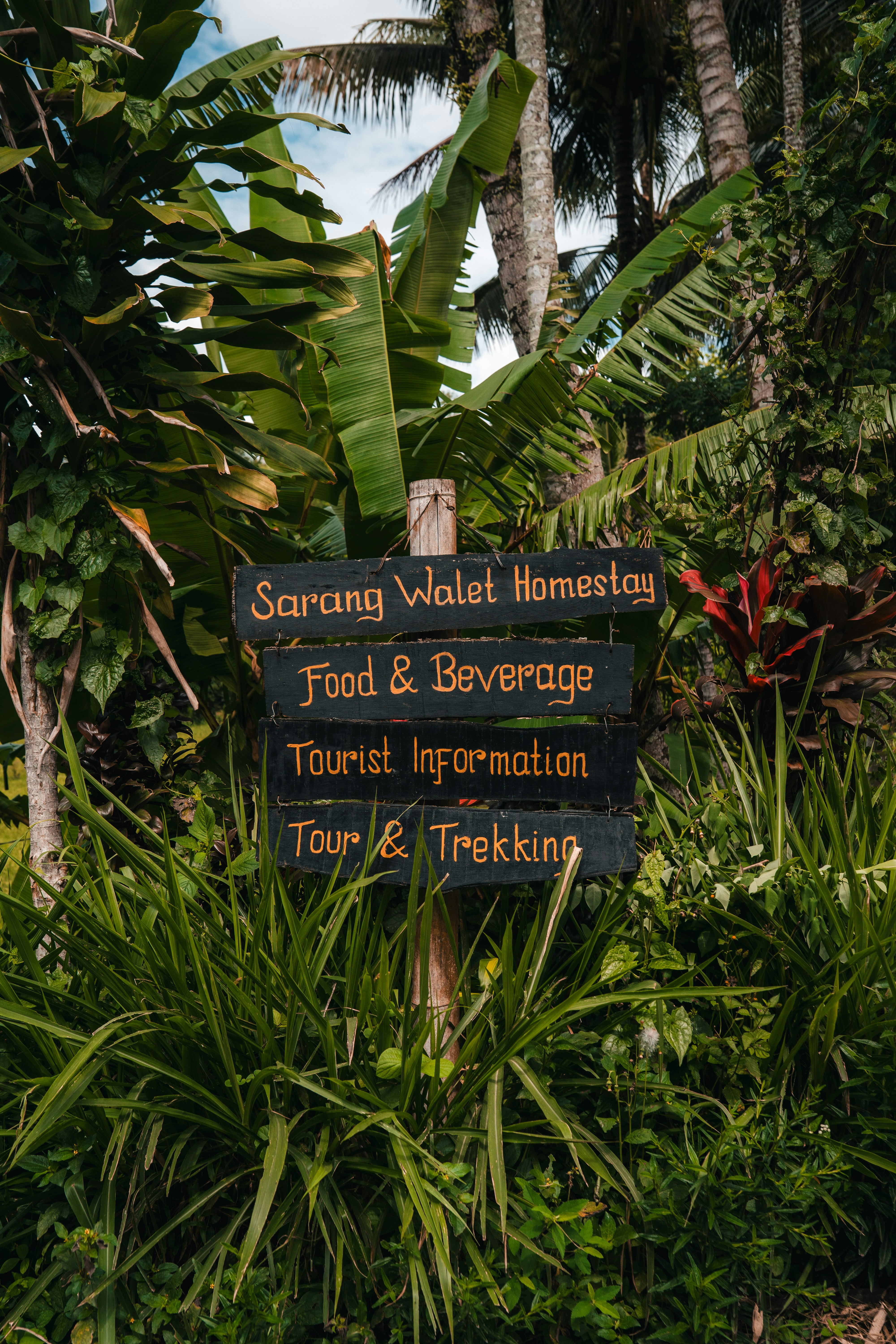 A placa aponta o caminho para a casa de família sarang walet.