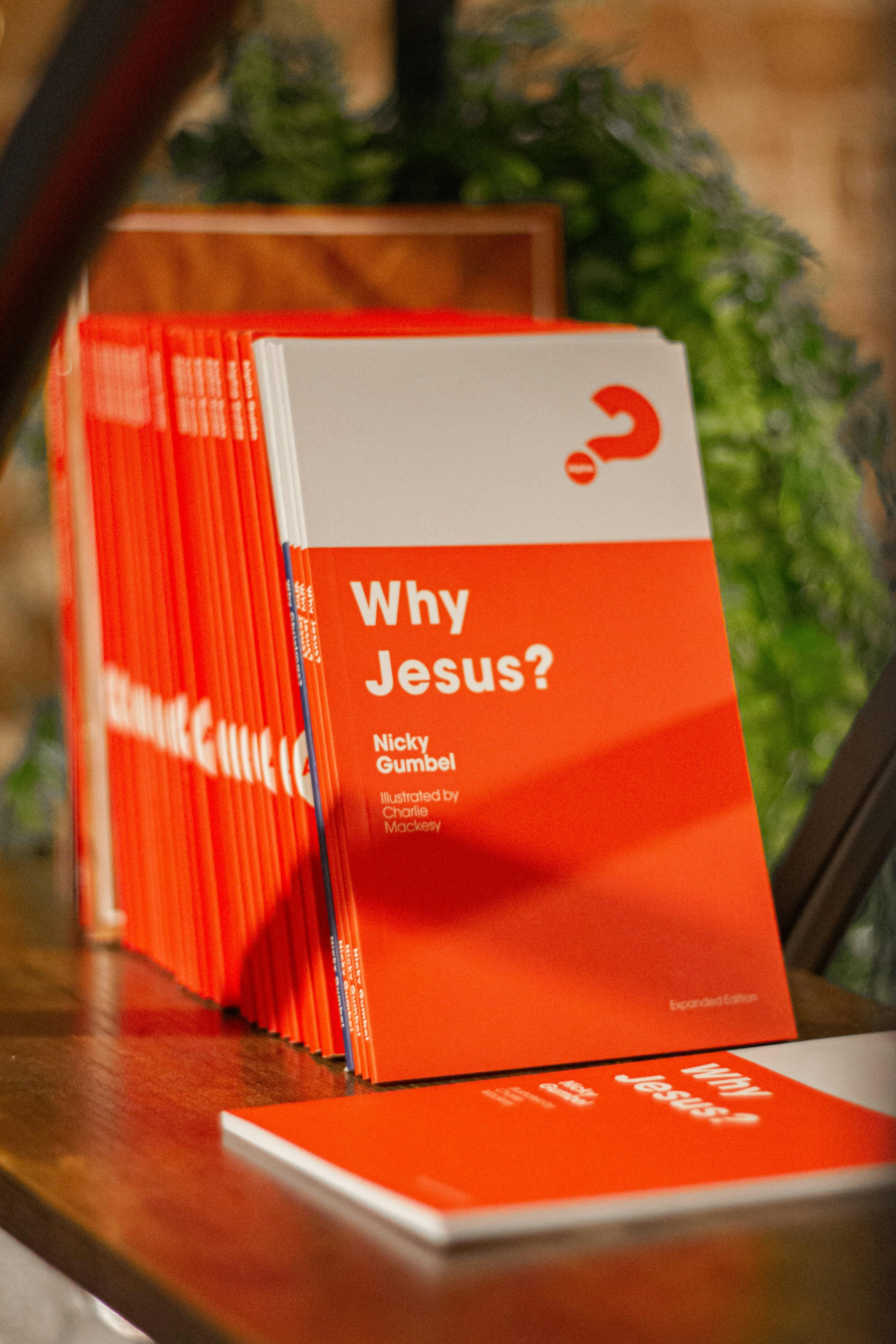Bücher mit dem Titel "Warum Jesus?" sind ausgestellt.