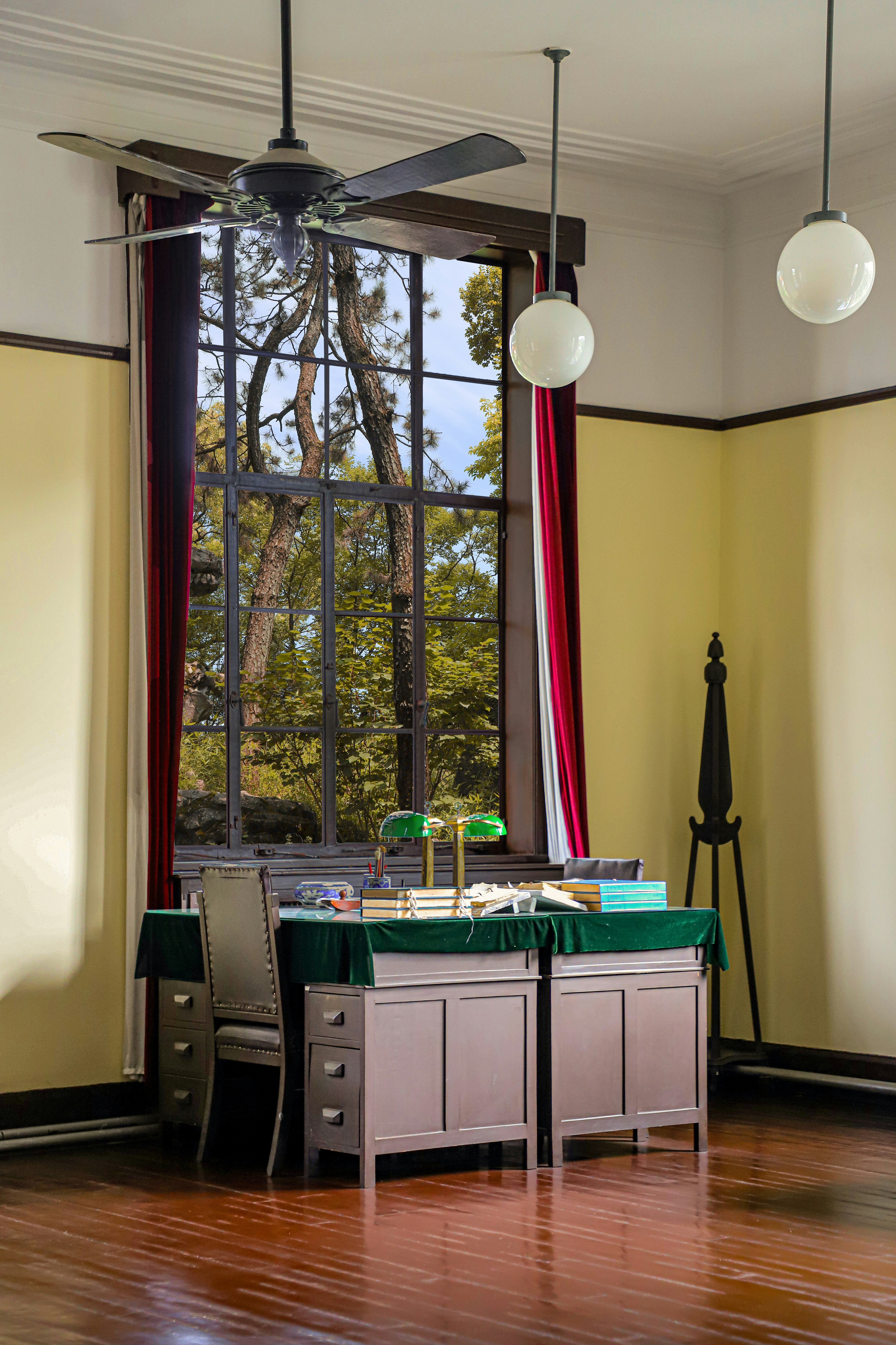 Uno spazio ufficio vintage con una grande finestra.