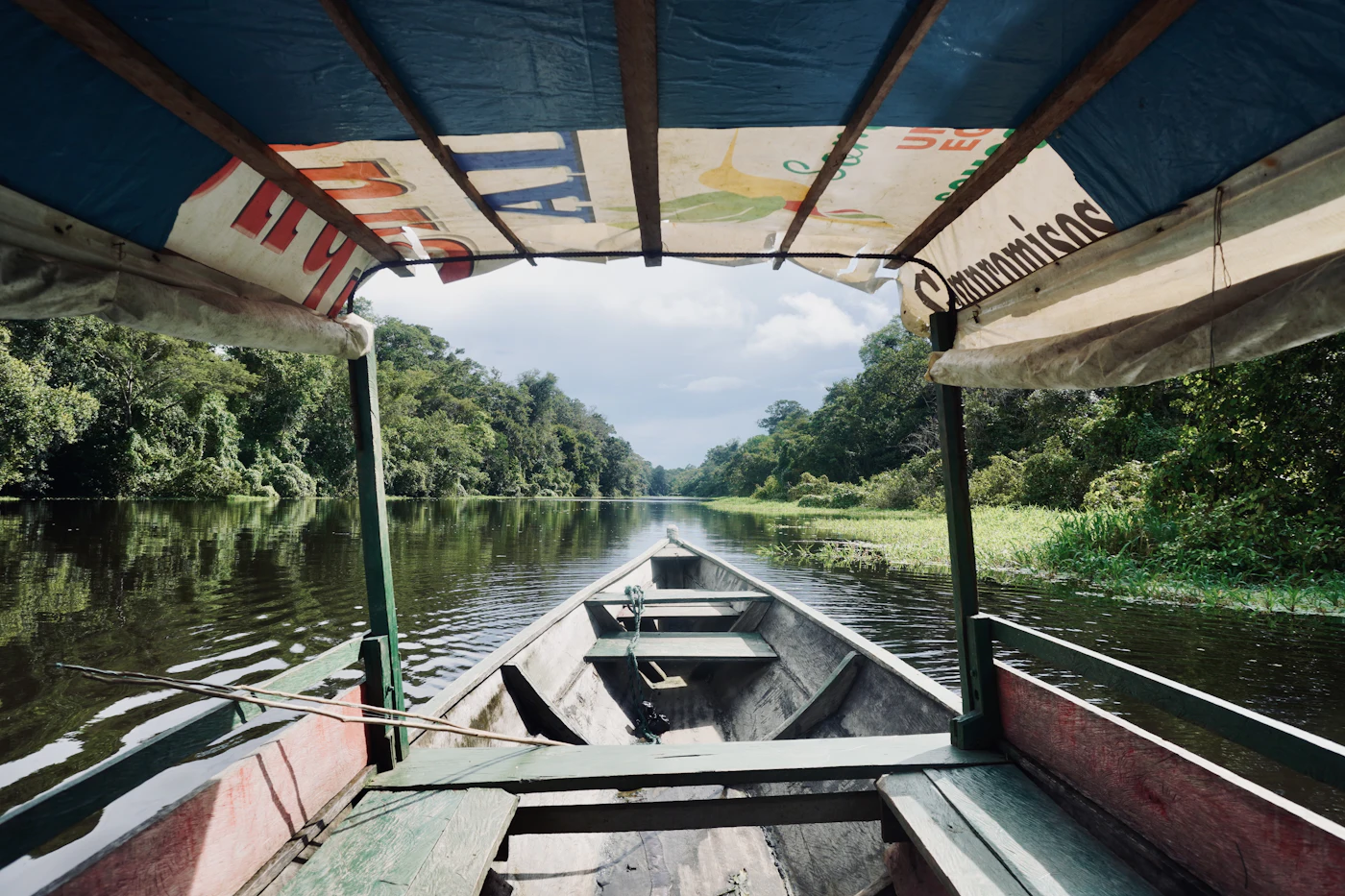 Boote am Ufer des Amazonas bei Leticia im Dreiländereck
