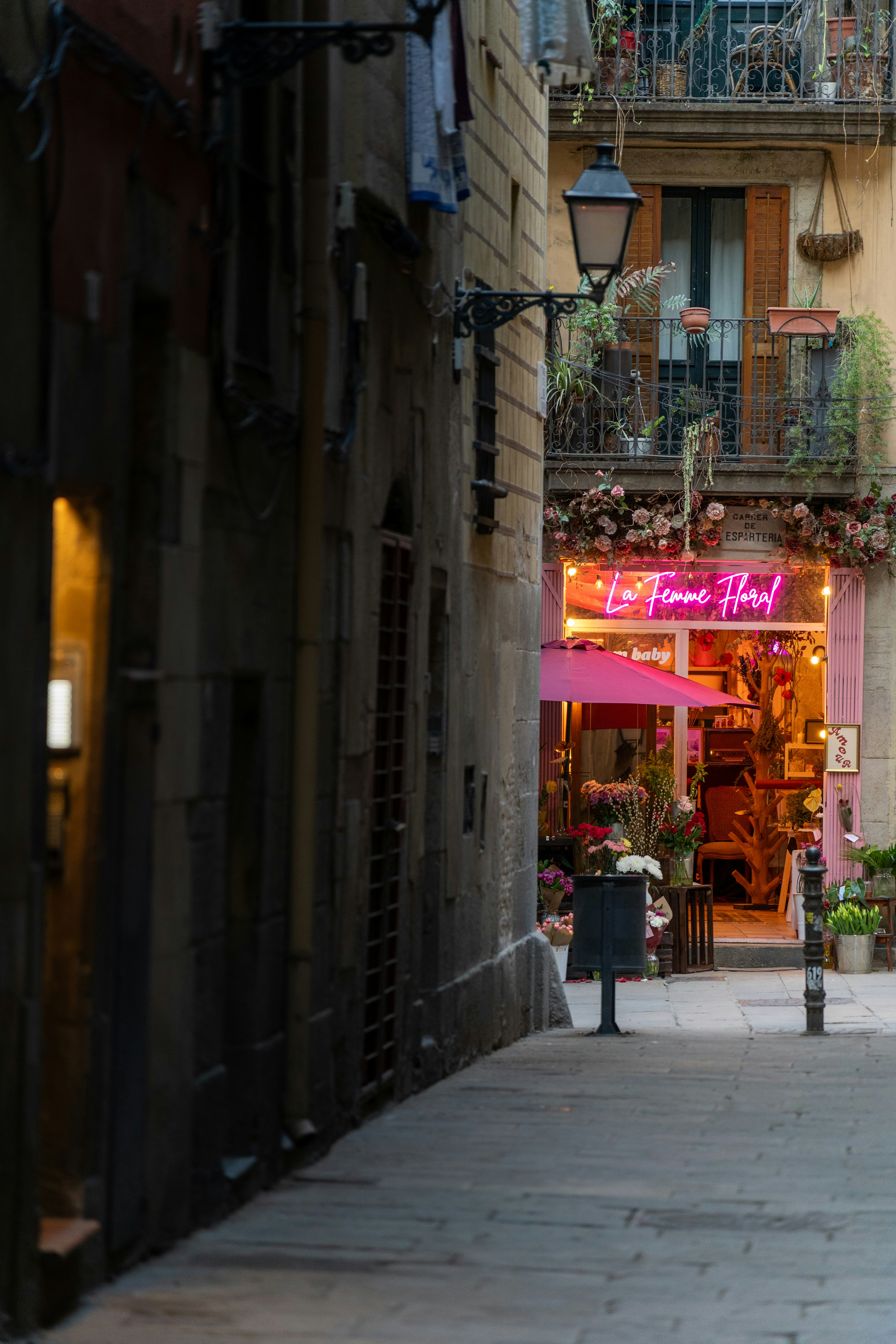 Fotomural A flower shop glows on a charming european street