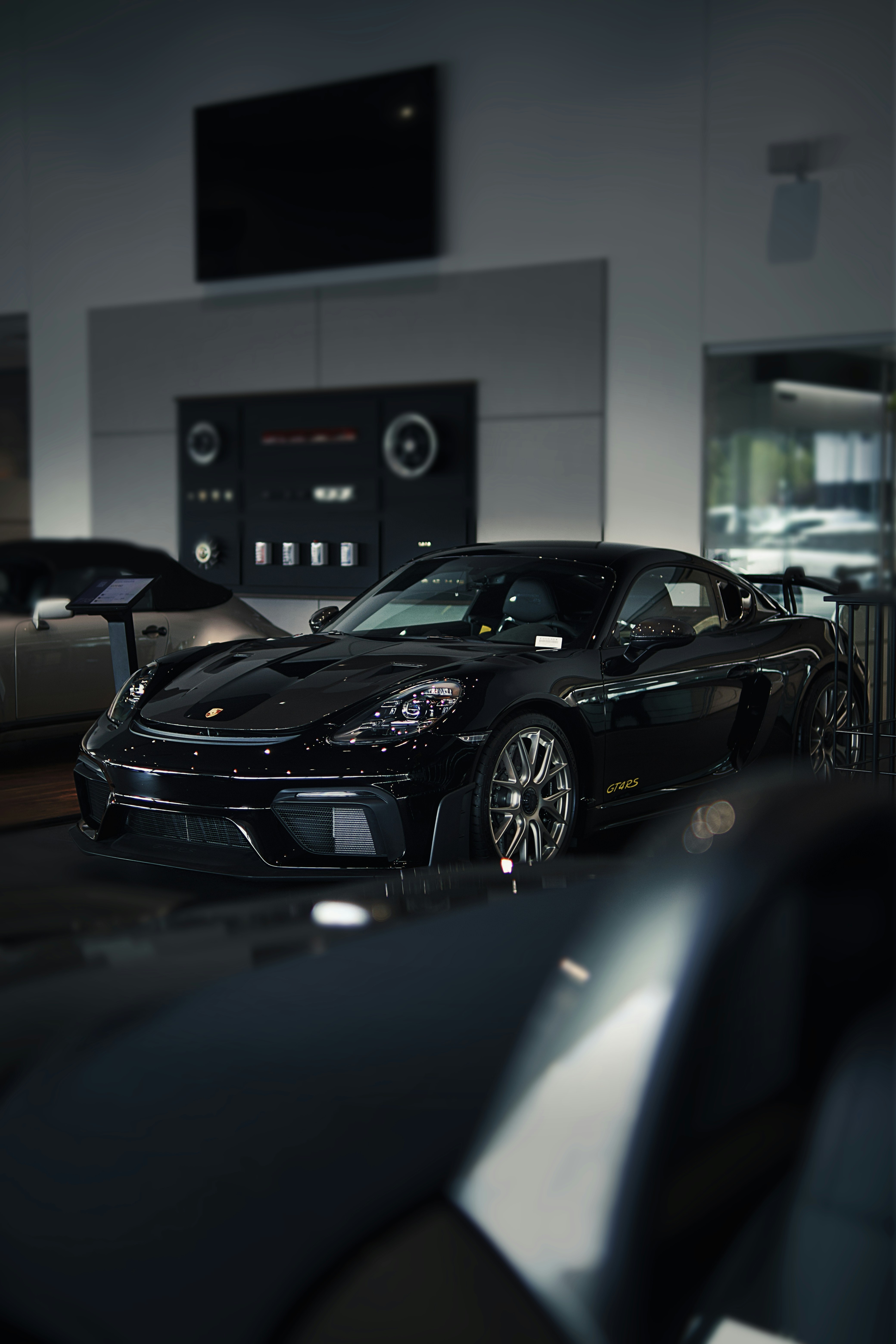 Um elegante carro esportivo preto fica em um showroom. foto – Imagem grátis  sobre Carro esportivo na Unsplash, image size:3000x4500