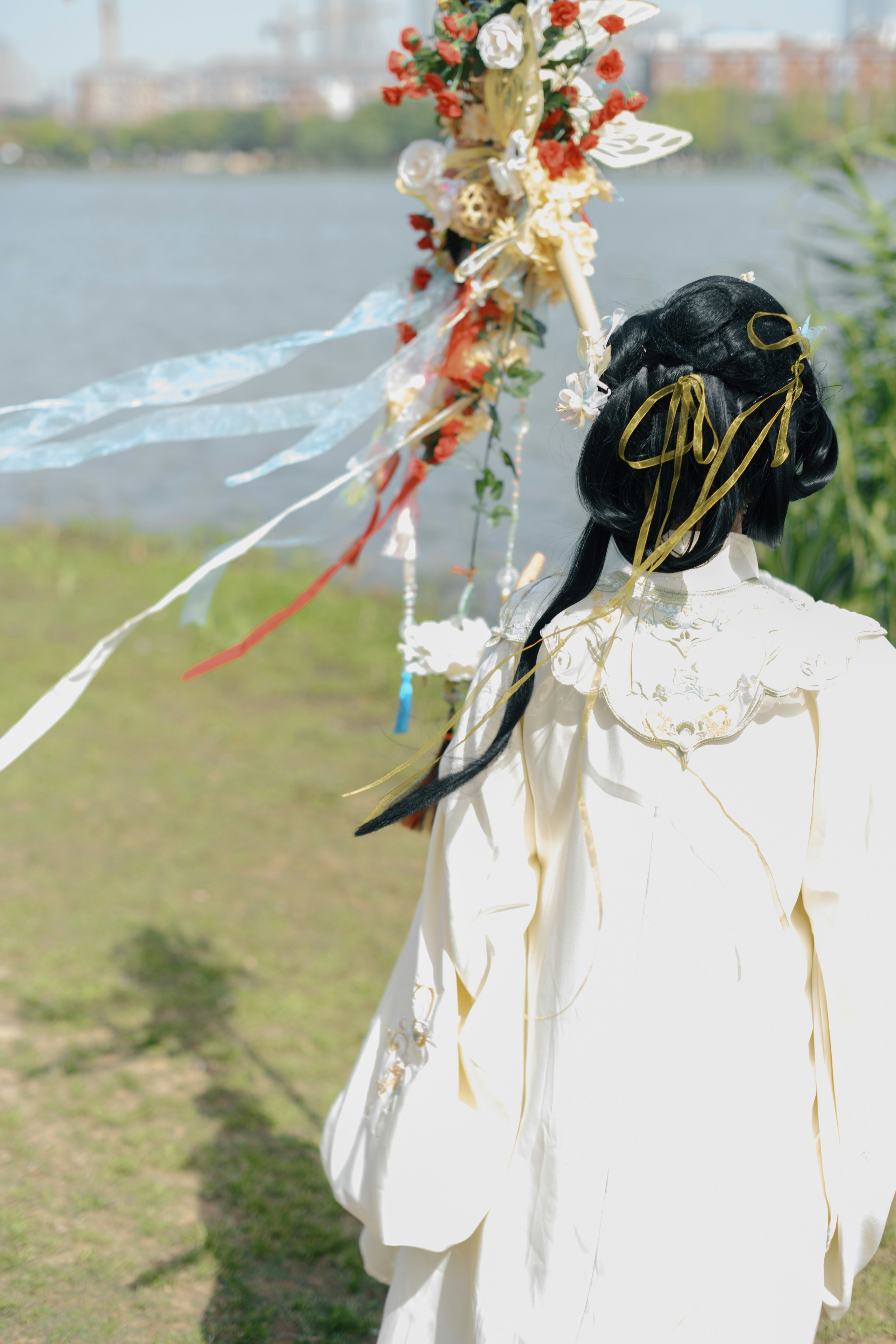 Une femme vêtue d’une robe blanche élaborée.