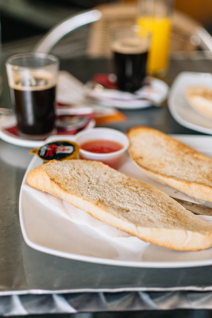 Desayuno español con tostadas, café y zumo