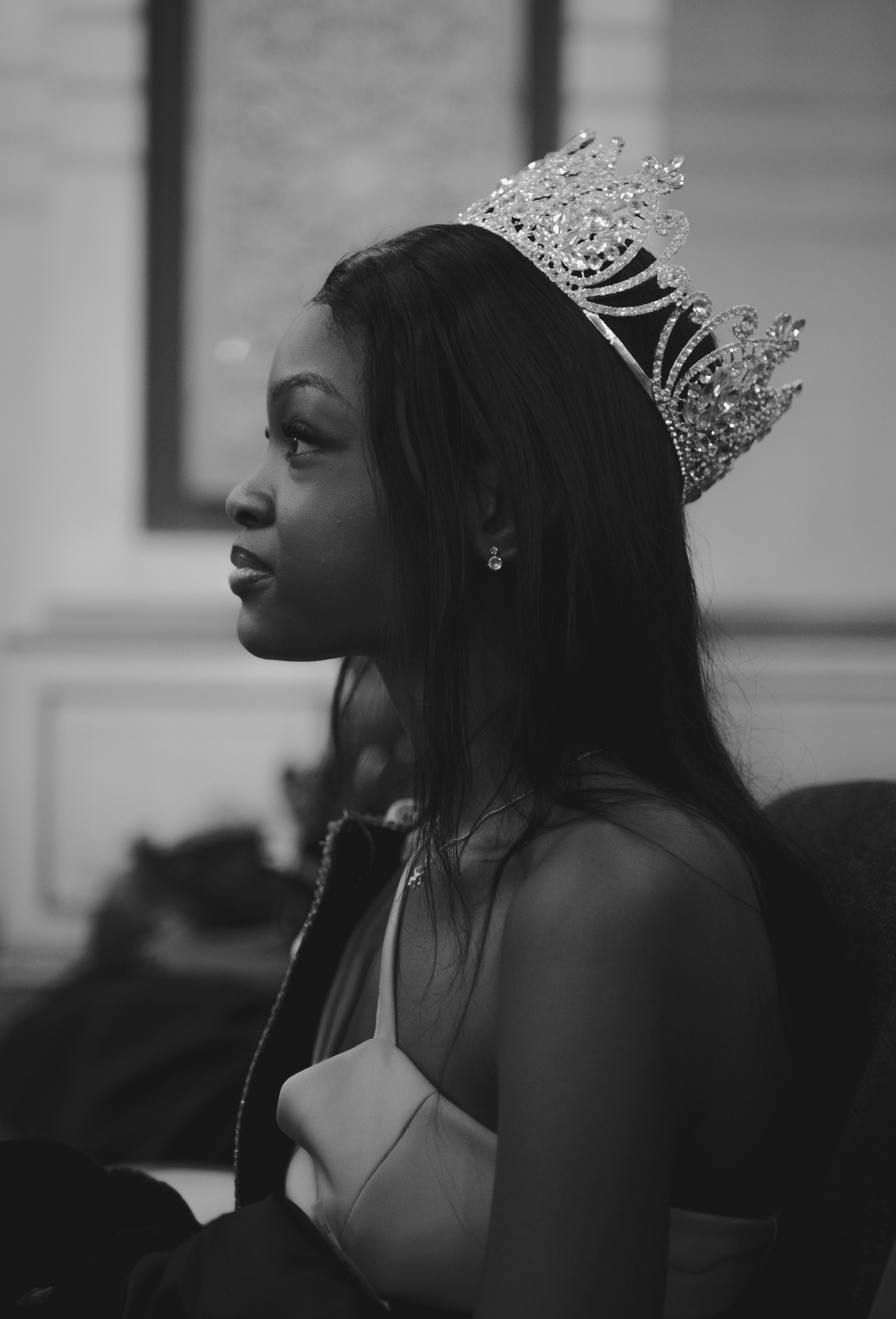 Una donna con una corona sembra serena e posata.