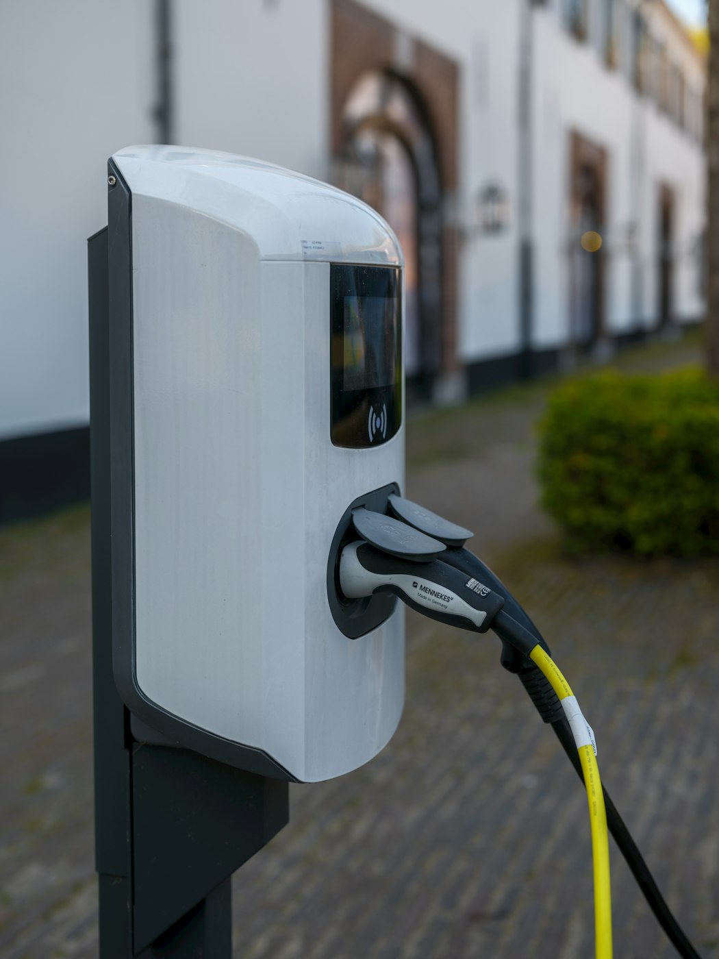 Laadpaal voor een elektrische auto bij een moderne locatie